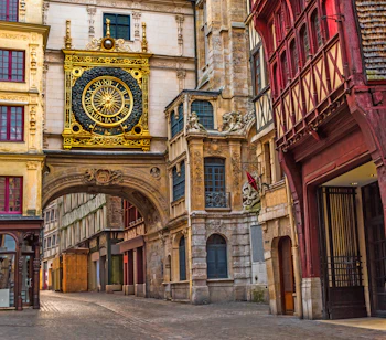 Historisk gade med Gros Horloge ur og traditionelle bindingsværkshuse i Rouen