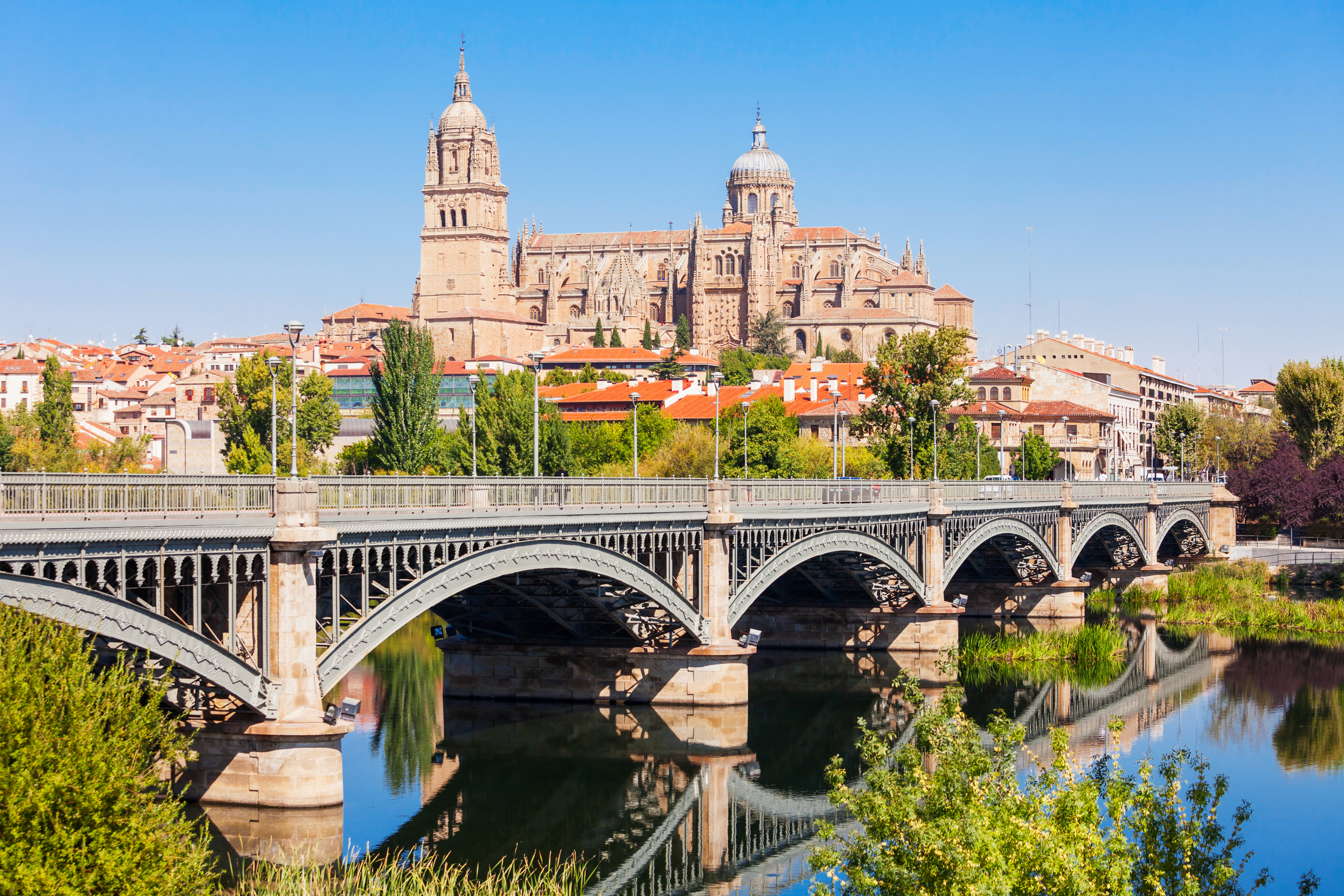Historisk bydel i Salamanca med imponerende katedral og romersk bro
