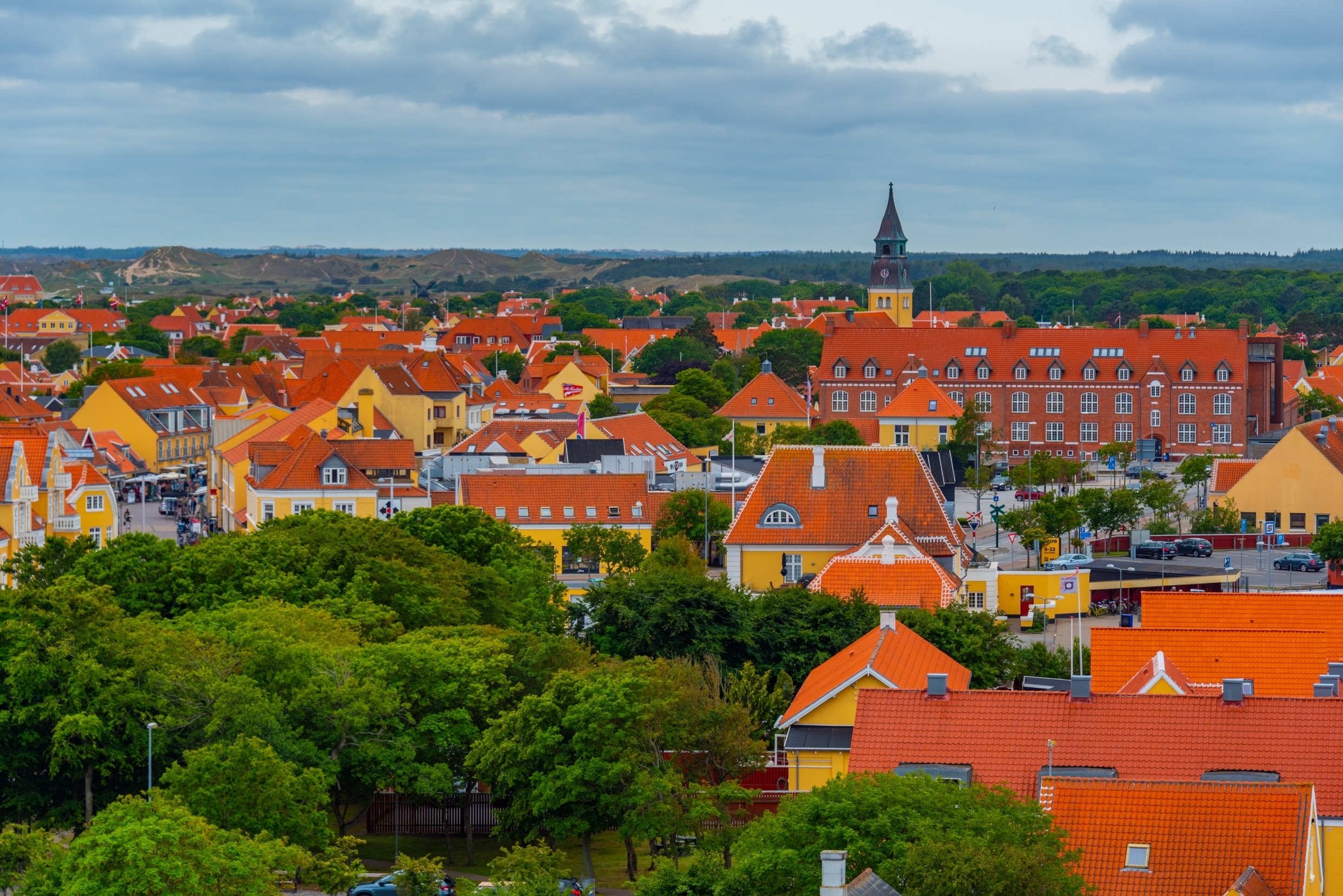 Idyllisk udsigt over traditionelle danske huse med røde tegltage i Skagen by Nordjylland