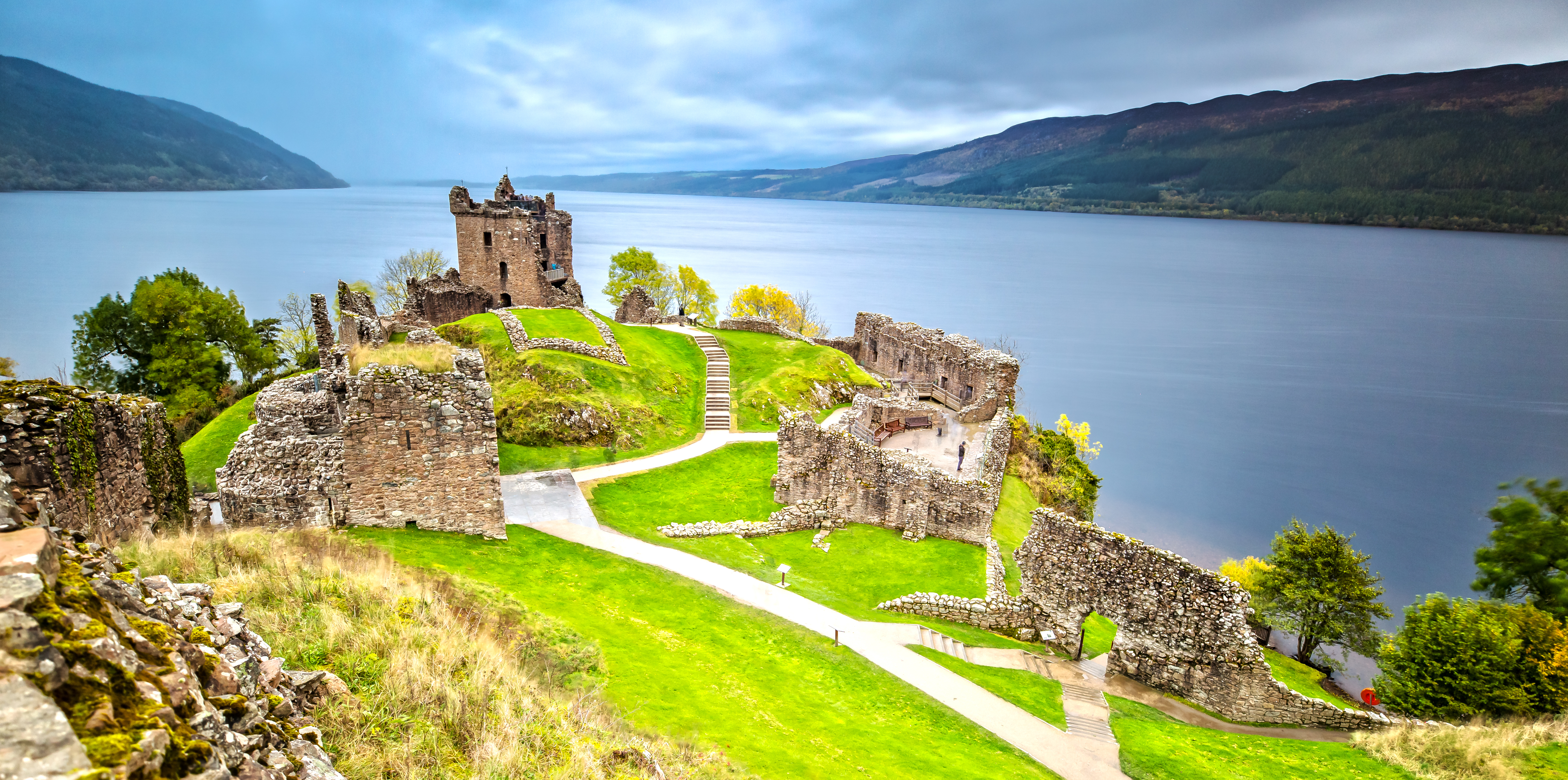 Spektakulære borgruiner ved Loch Ness med panoramaudsigt over skotske Highlands og blåt vand