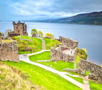 Spektakulære borgruiner ved Loch Ness med panoramaudsigt over skotske Highlands og blåt vand