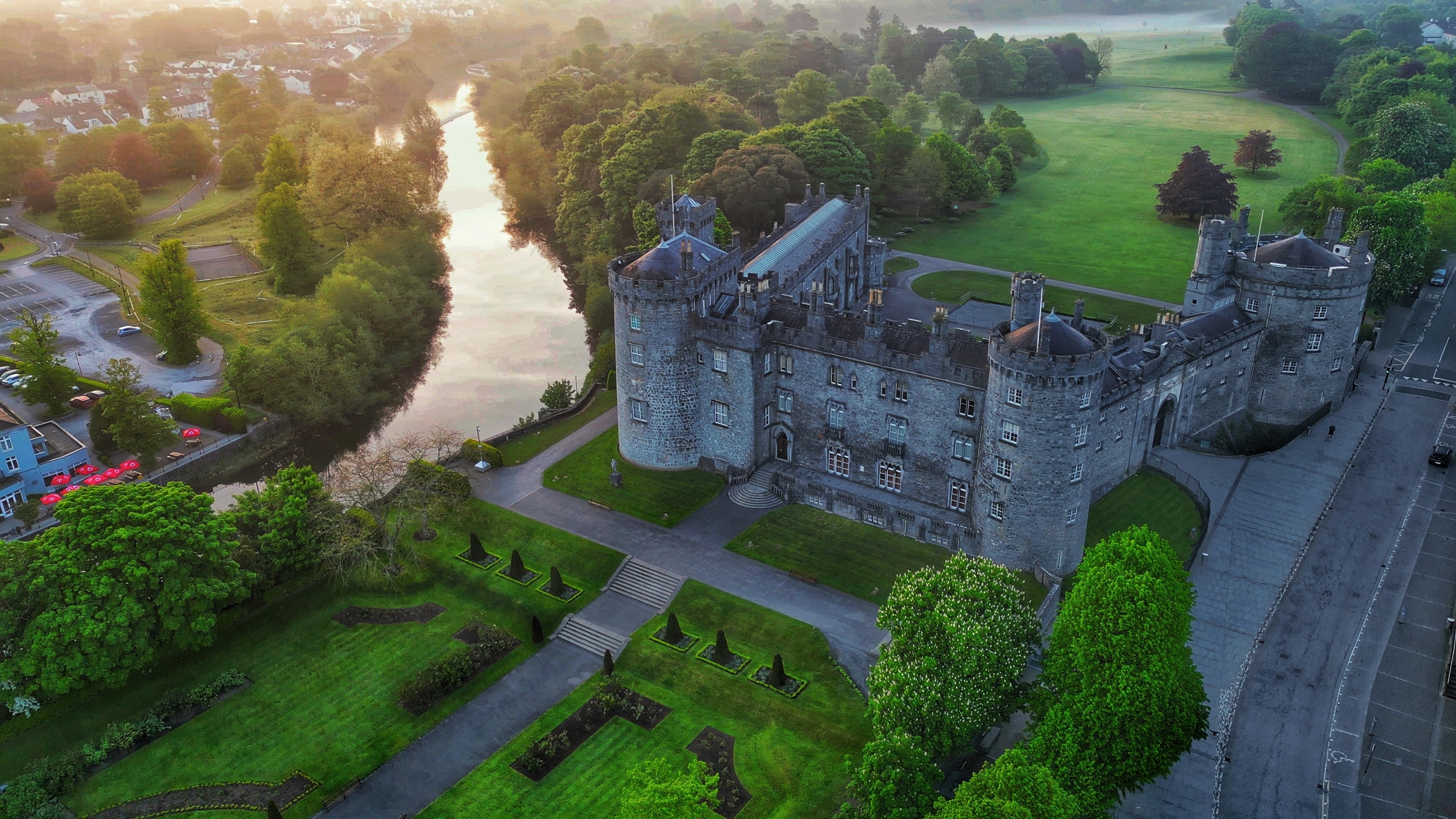 Historisk slot med park og haver i Irland set fra luften