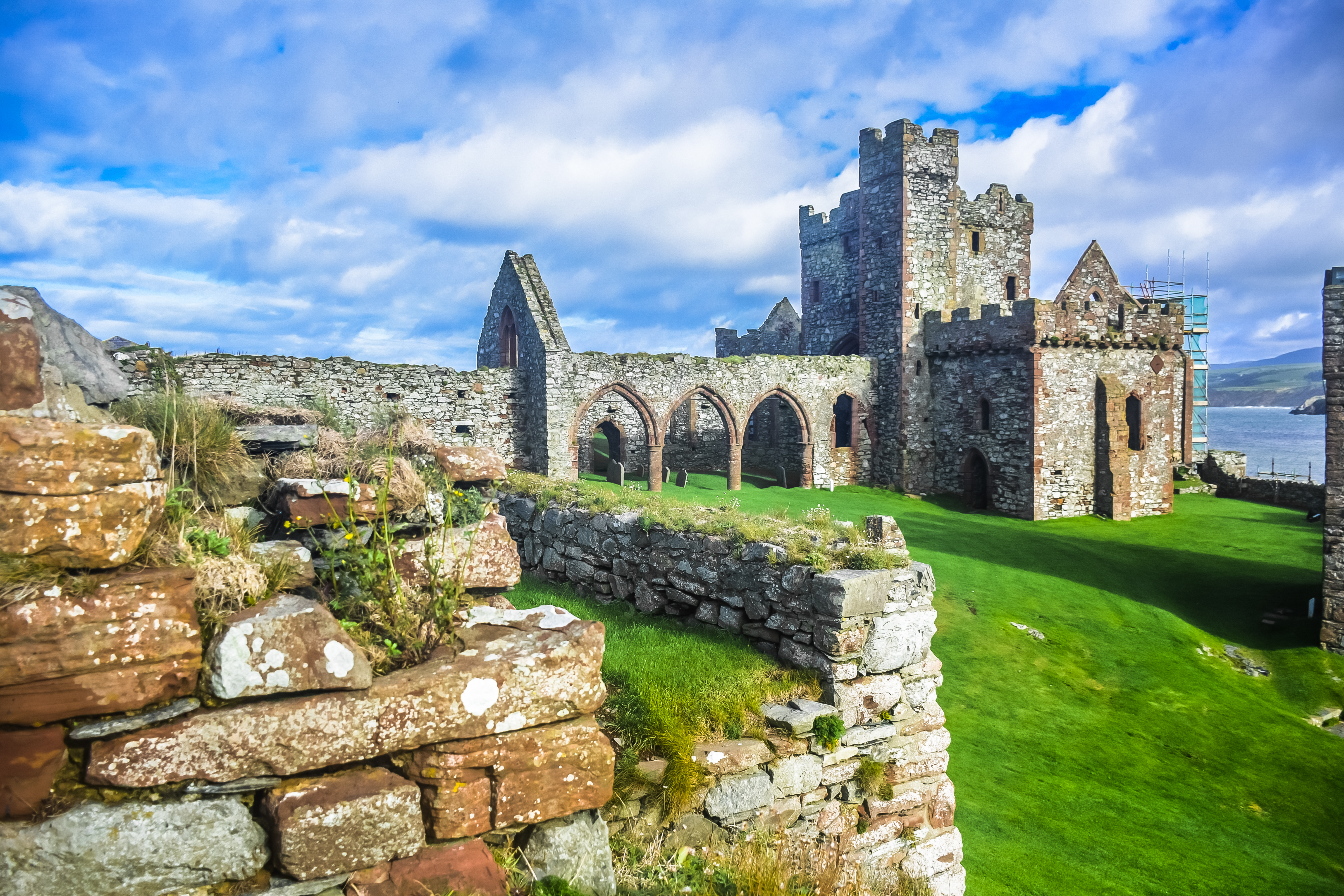 Historisk Peel Castle med stenruiner og kirkerester på Isle of Man