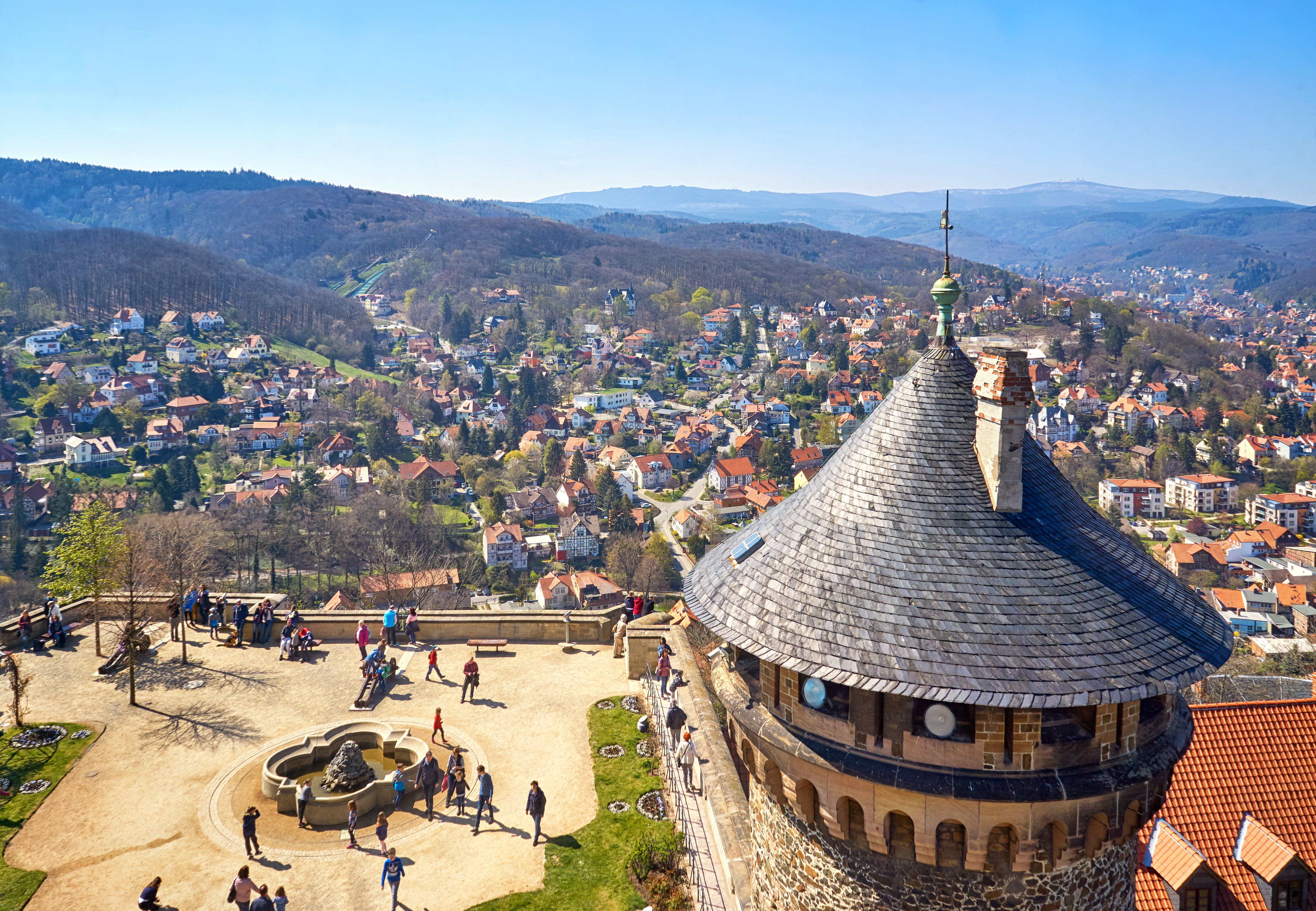 Panoramaudsigt fra det gotiske Wernigerode Slot med tårn og gårdsplads over Harzen-bjergene og den charmerende by i Sachsen-Anhalt