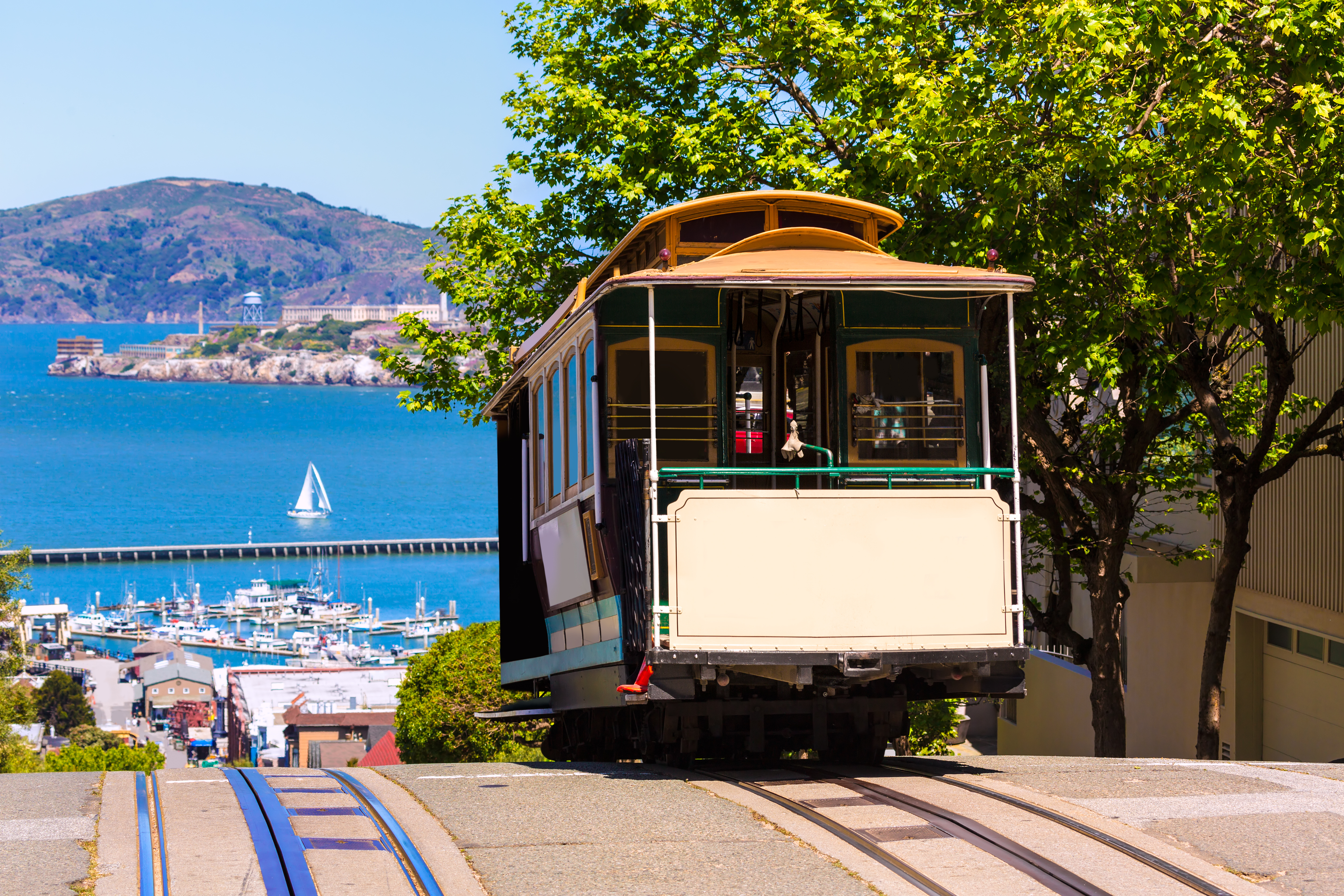Berømt cable car sporvogn i San Francisco med Alcatraz i baggrunden