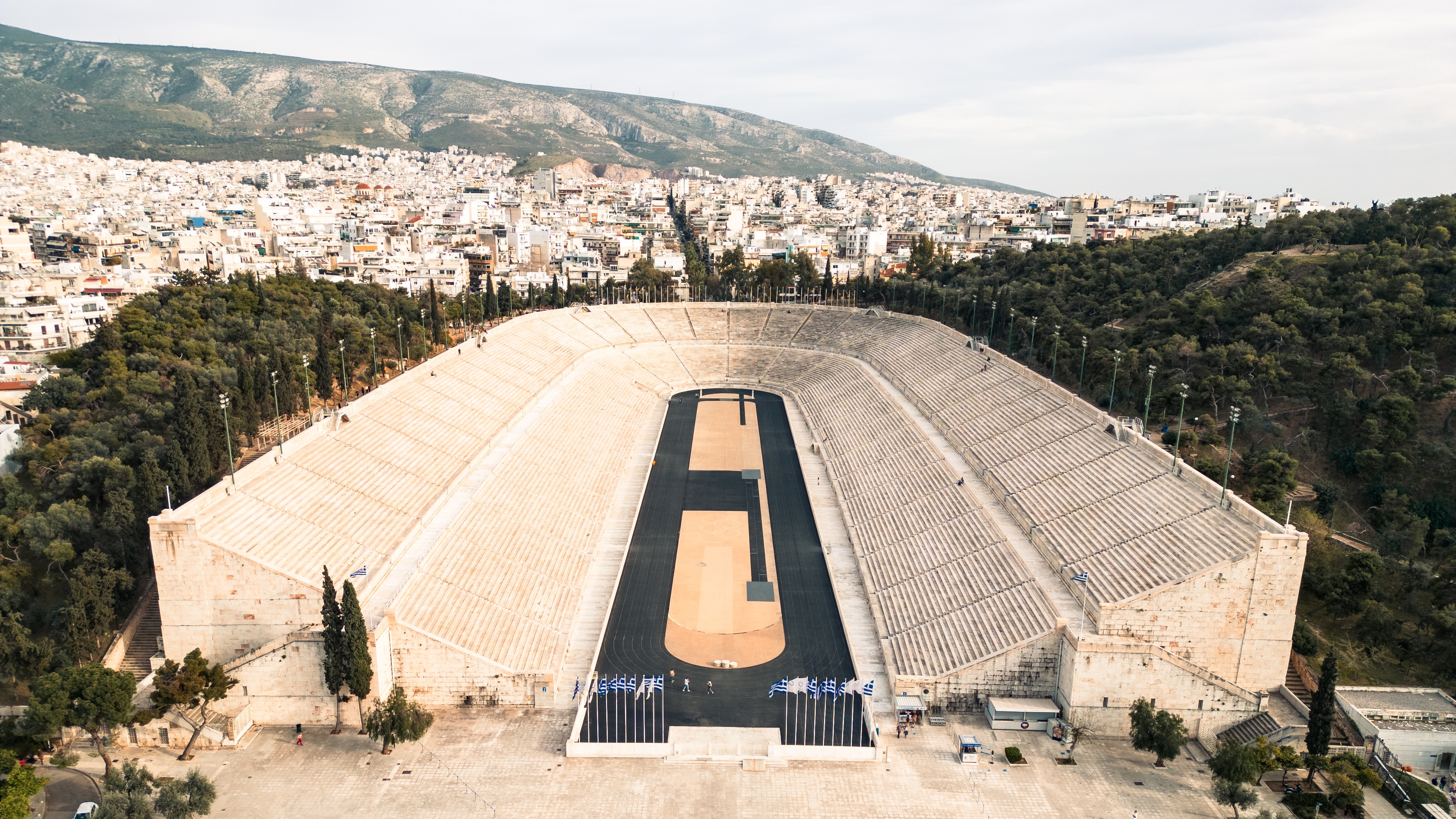 Historisk Panathenaic Stadion i Athen med hvide marmorsæder og byudsigt