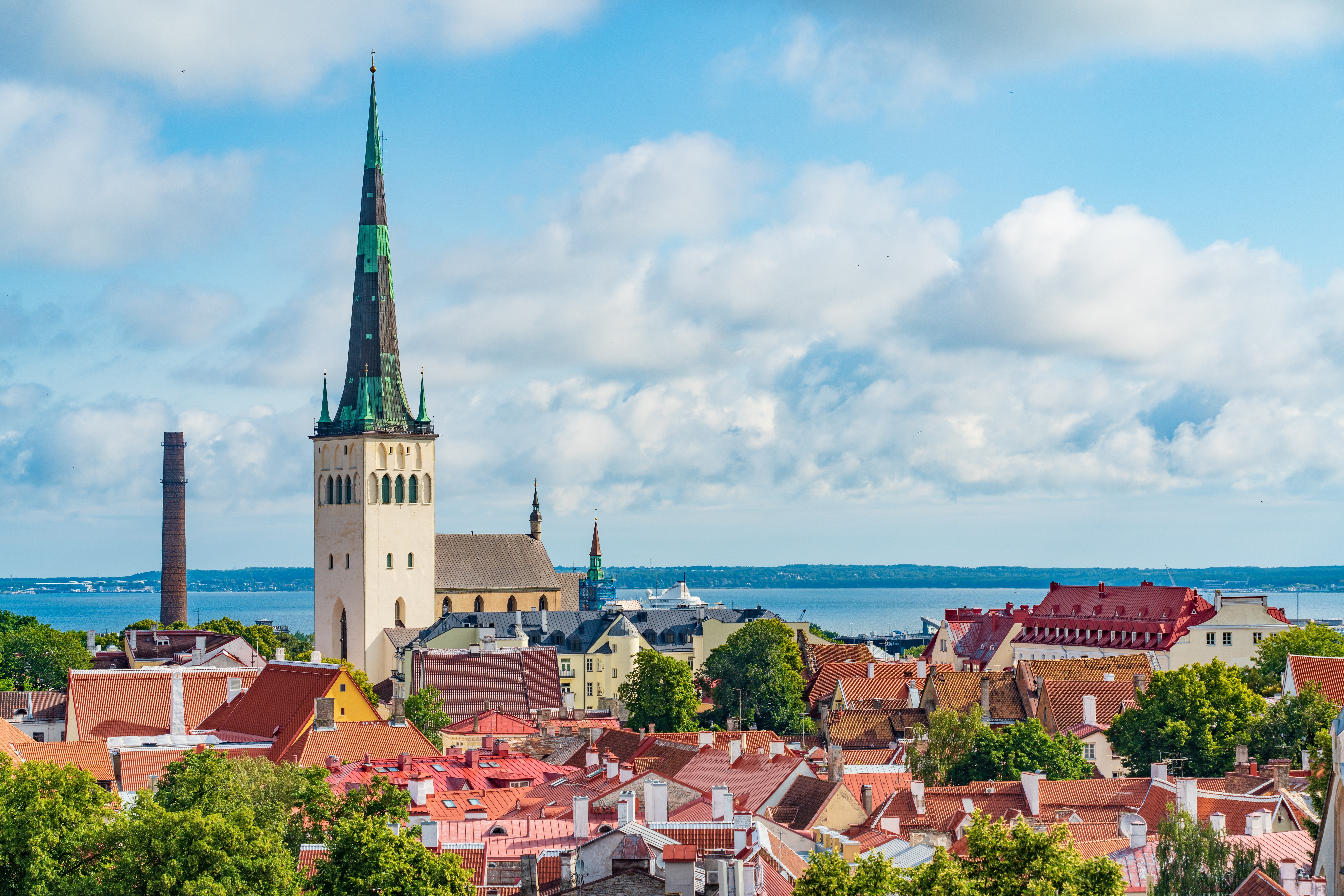 Fascinerende vue over det historiske bycentrum i Tallinn med UNESCO-beskyttet middelalderarkitektur, kirketårne og brostensbelagte gader i Estland