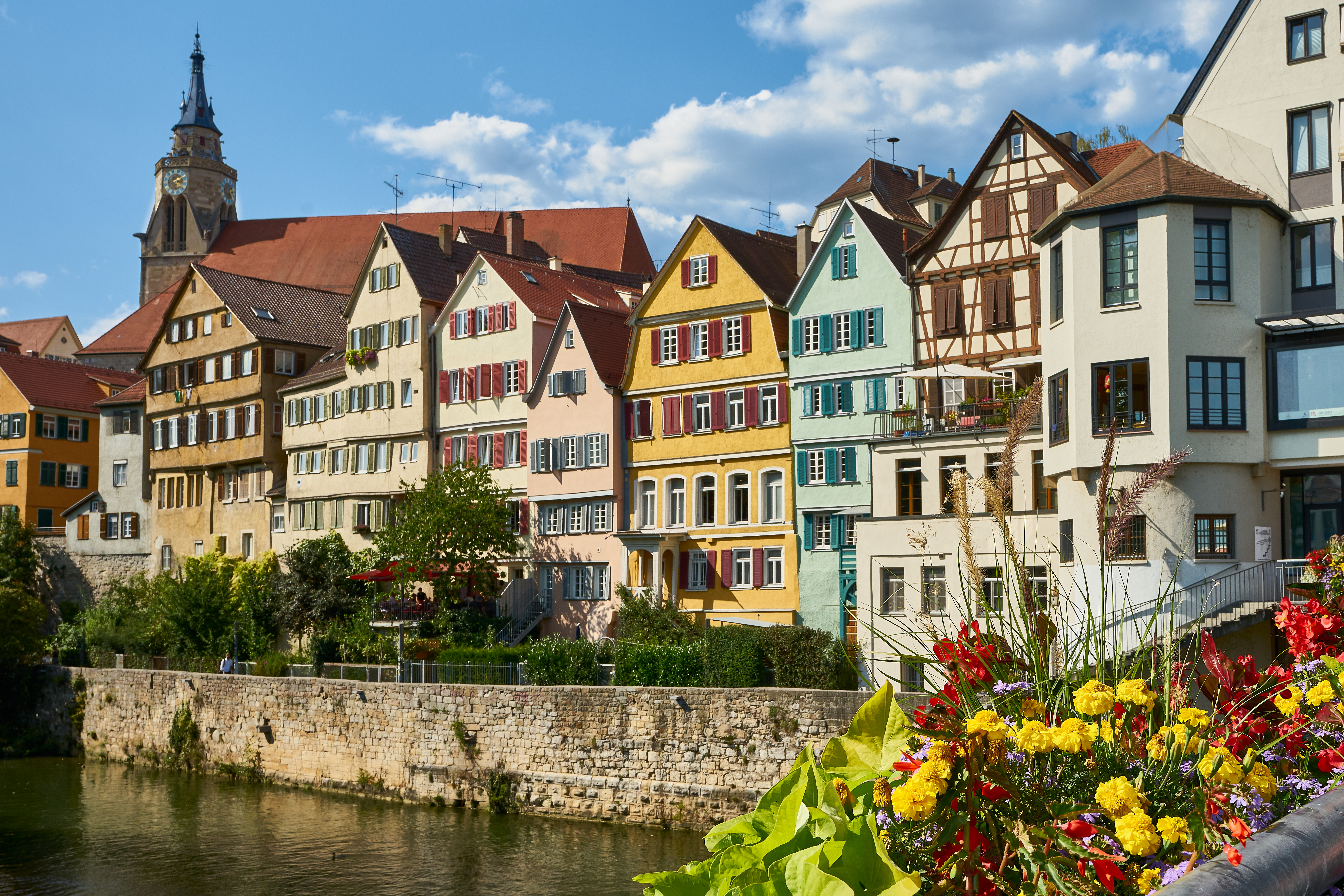 Smukke historiske huse i forskellige farver langs vandkanten i den tyske universitetsby Tübingen