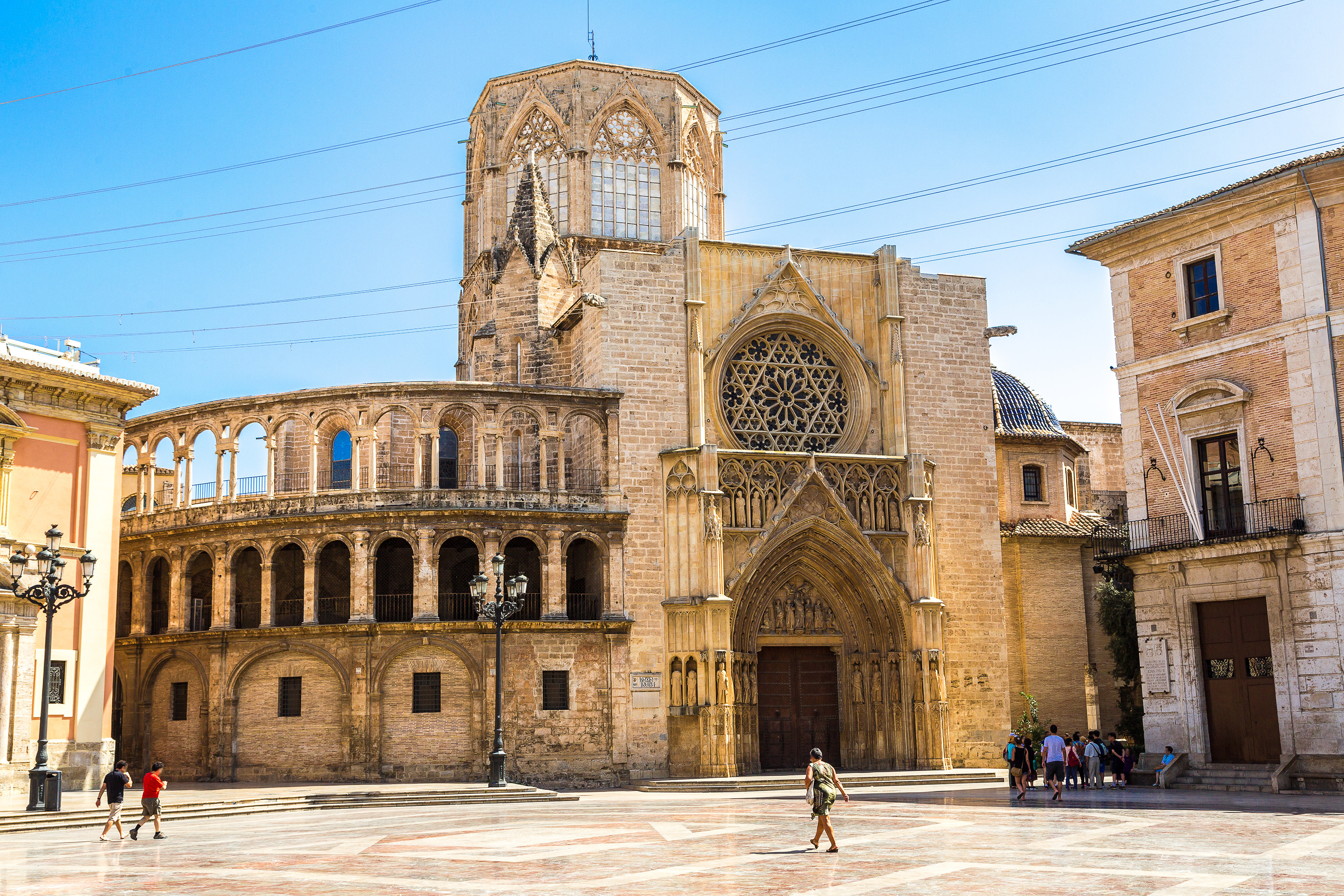 Historisk Valencia Katedral med gotisk stil på solbeskinnet plads i Spanien