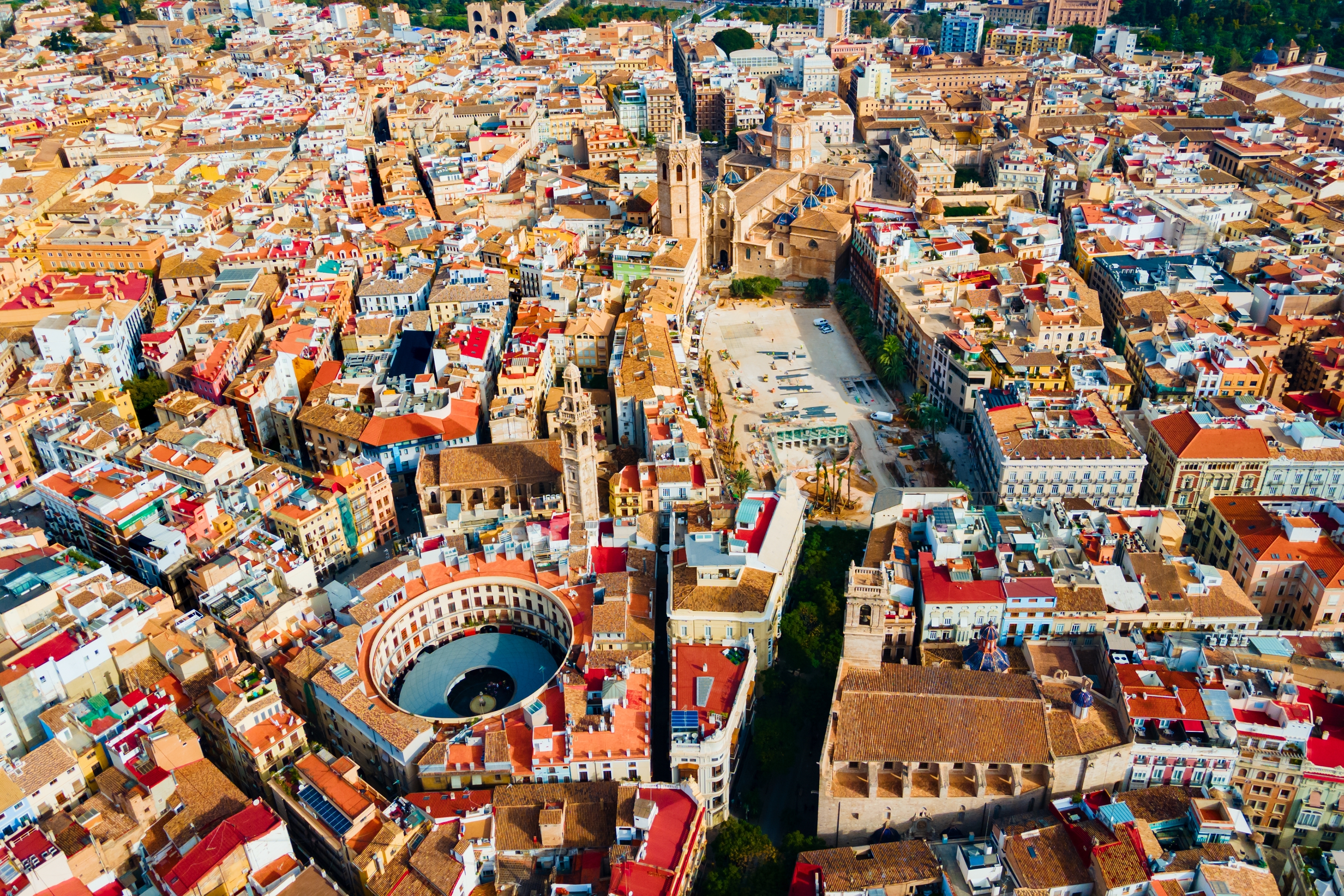 Spektakulært luftfoto af Valencias historiske bymidte med dens traditionelle arkitektur og bylandskab - en populær destination i Spanien