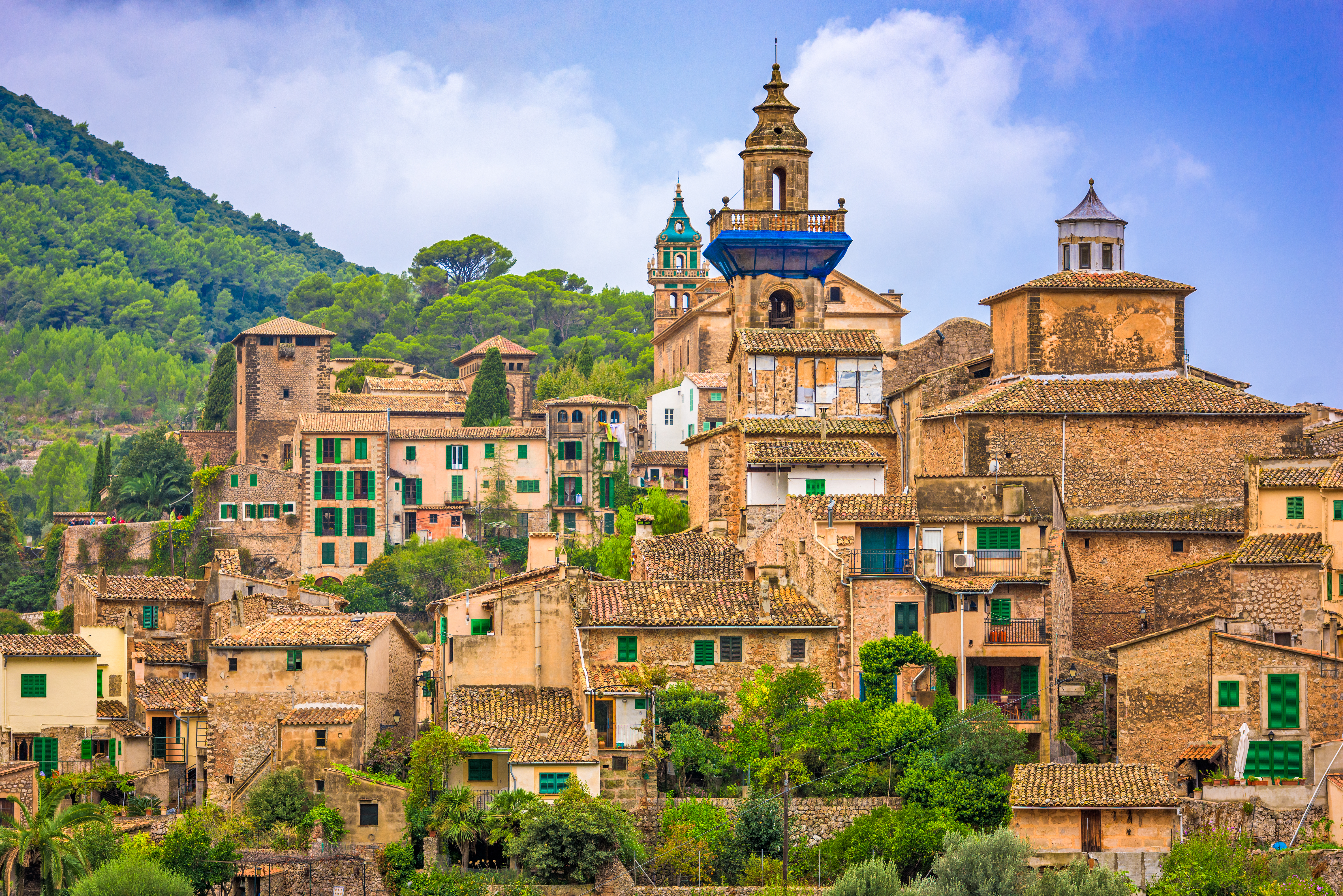 Smuk historisk Valldemossa by med traditionel arkitektur i bjergene på Mallorca