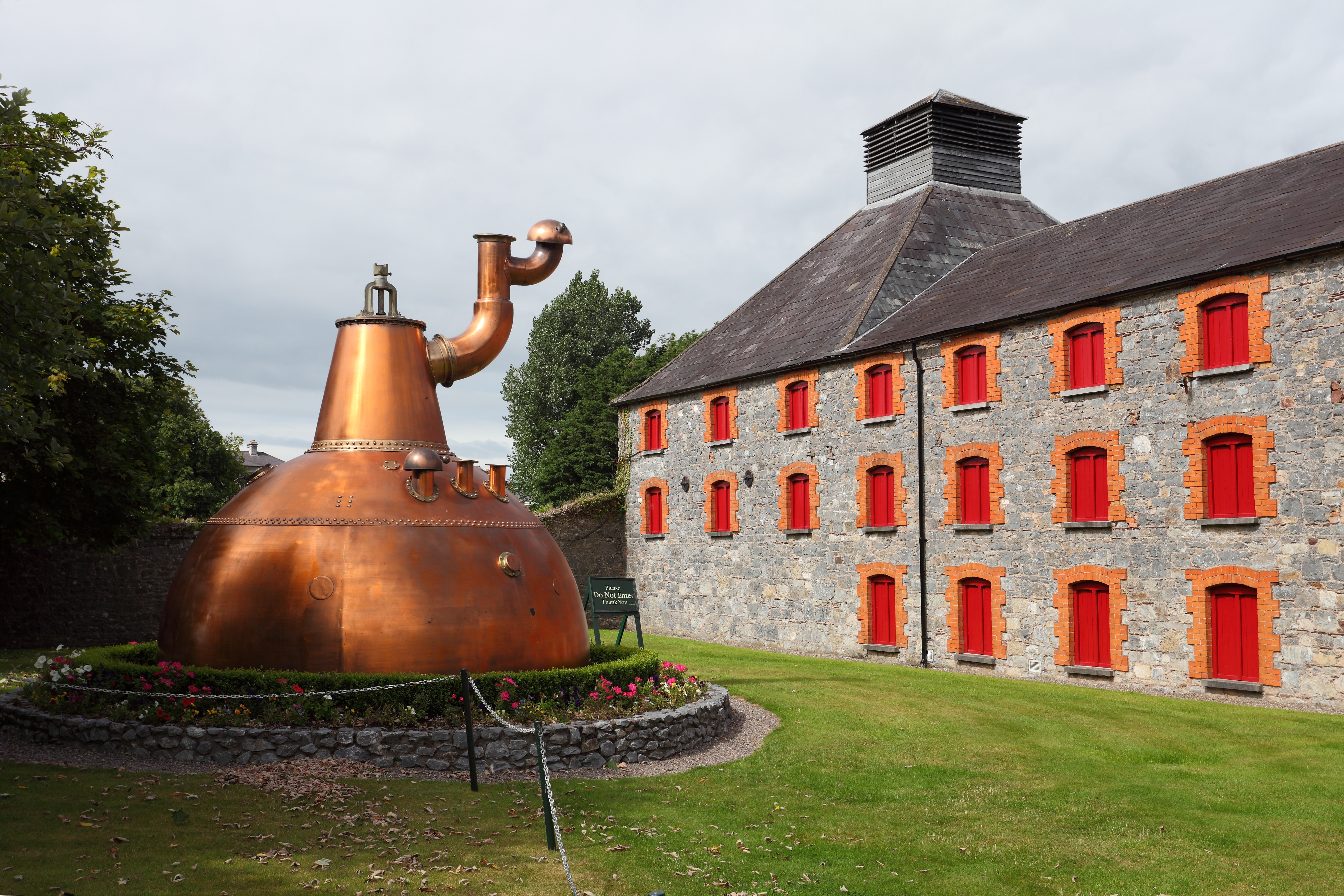 Historisk whisky destilleri med kobber still og traditionel irsk arkitektur i Cork, Irland