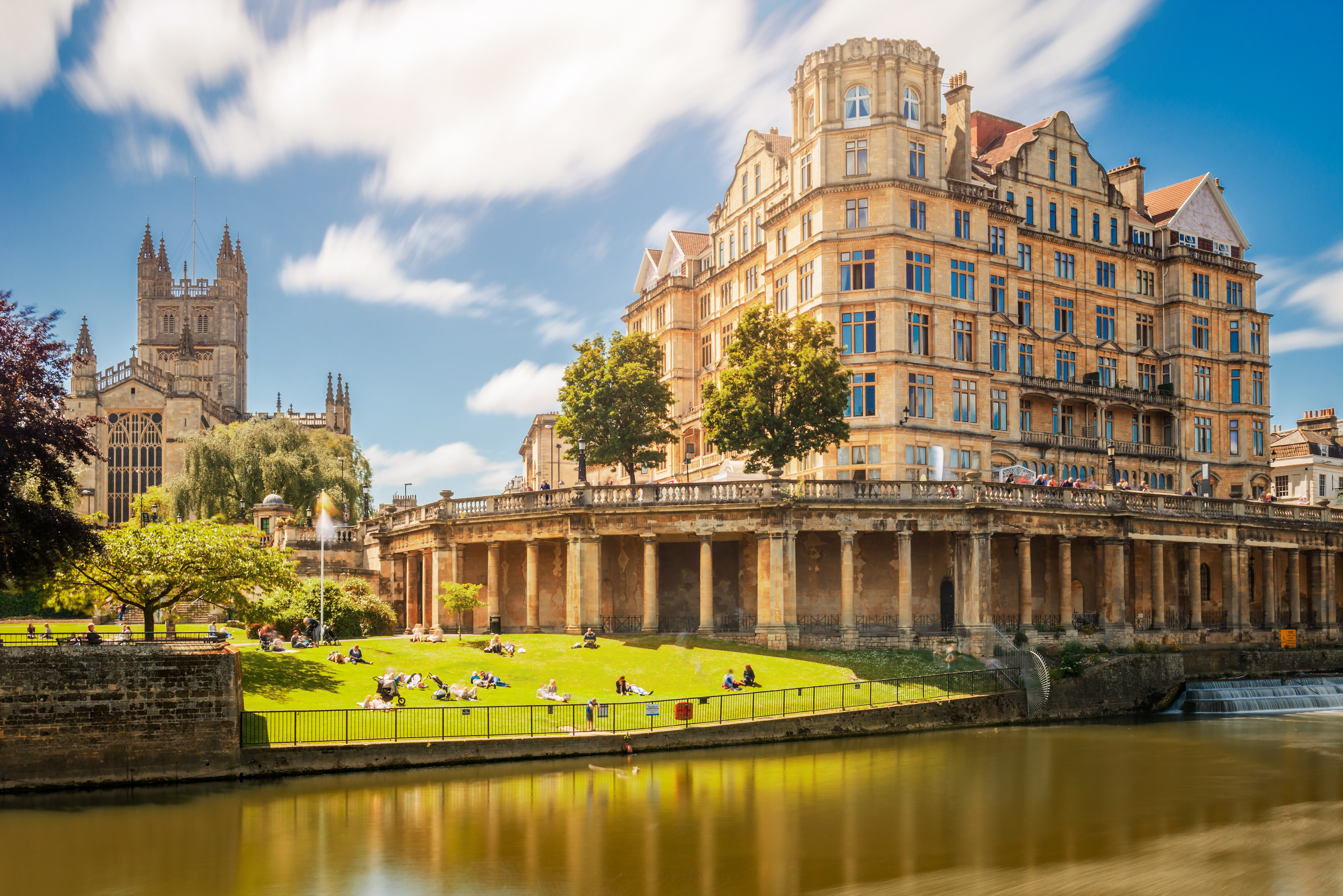 Den smukke by Bath i England med gothic Bath Abbey og elegante Pulteney Bridge