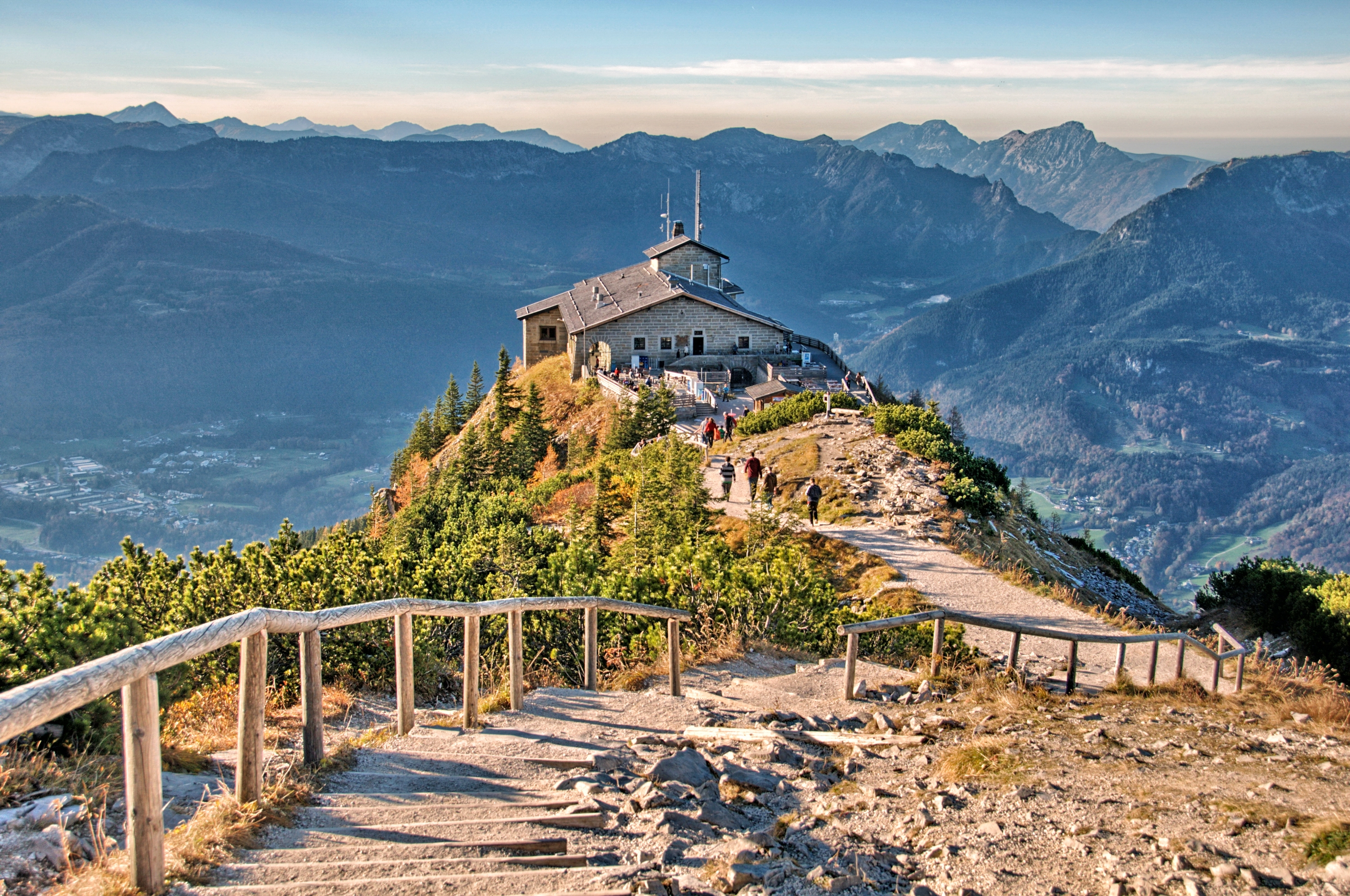 Storslået panoramaudsigt fra det historiske Kehlsteinhaus (Ørnereden) med spektakulær udsigt over alpelandskabet og Berchtesgaden i Bayern