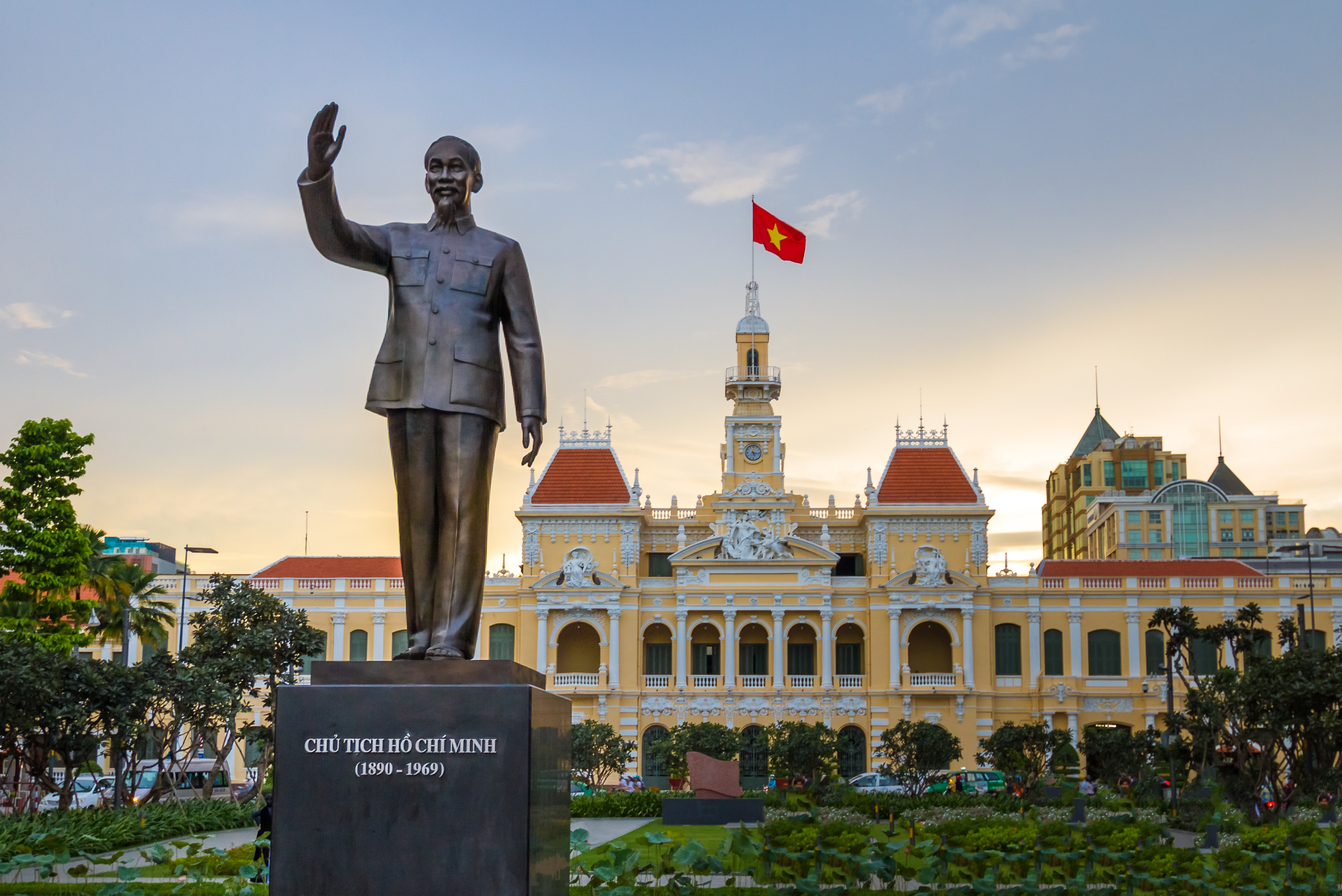 Ho Chi Minh City statue foran kolonialt bygningsvaerk i Vietnam