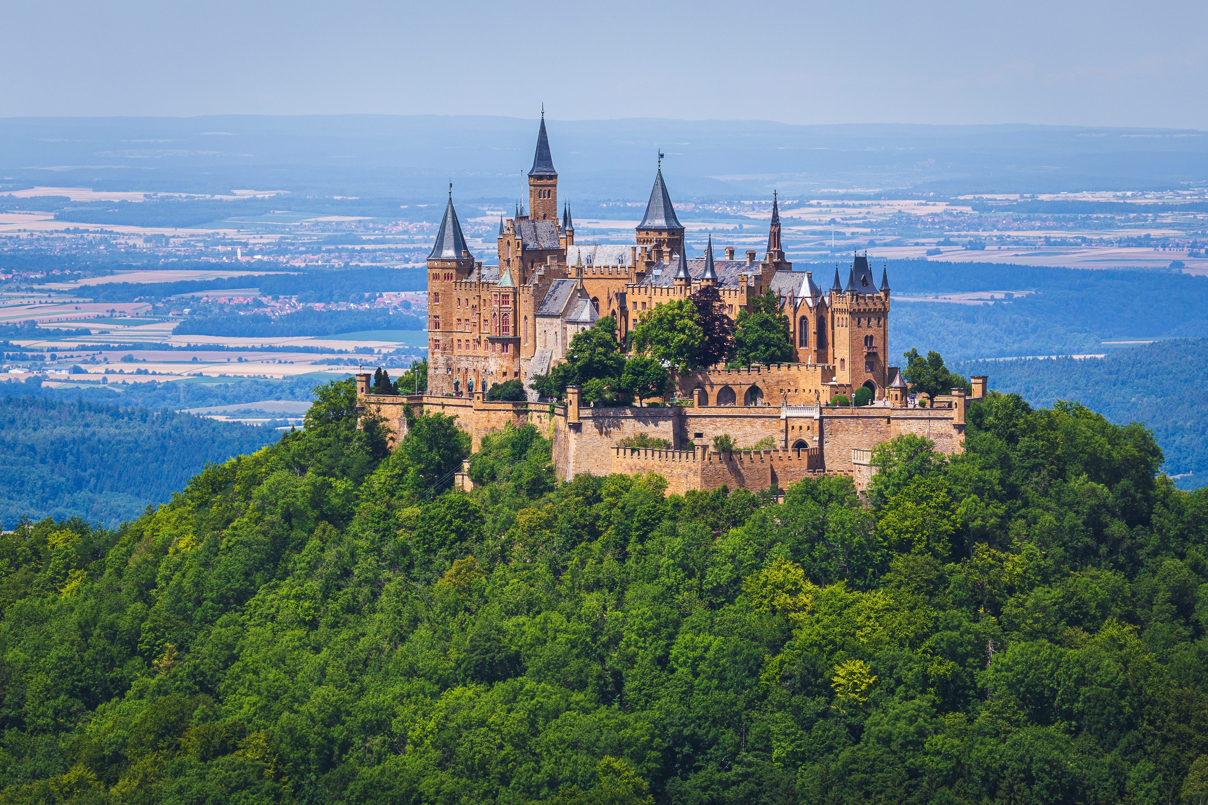 Eventyrligt Hohenzollern Slot på en skovklædt bakketop i Sydtyskland med panoramaudsigt over det smukke tyske landskab om sommeren