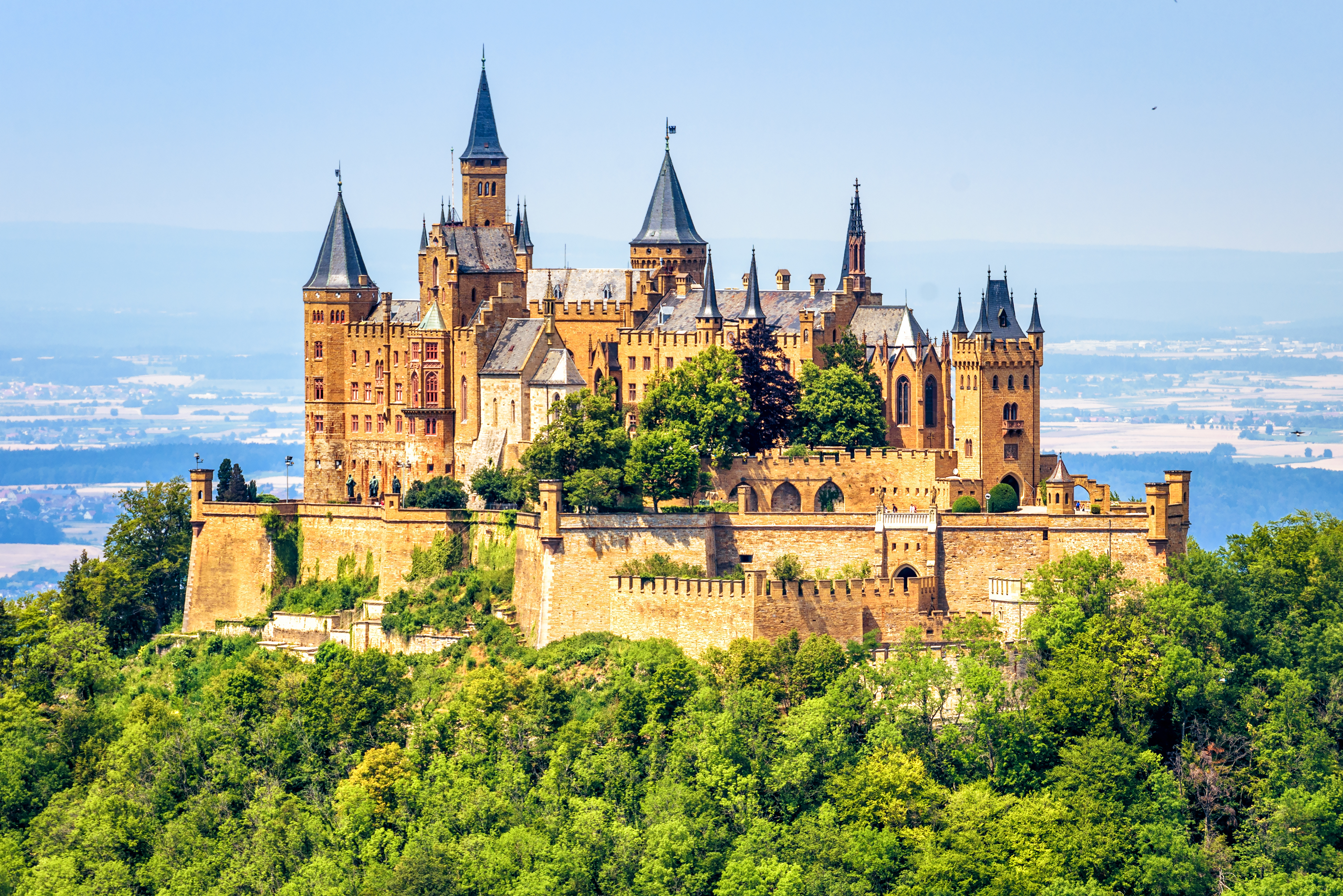 Historisk Hohenzollern Slot med gotiske tårne på en bakketop i Schwaben, Tyskland