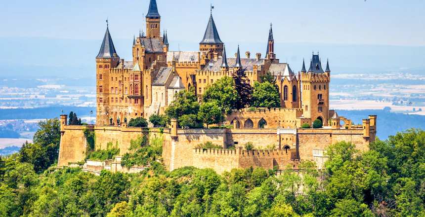 Historisk Hohenzollern Slot med gotiske tårne på en bakketop i Schwaben, Tyskland
