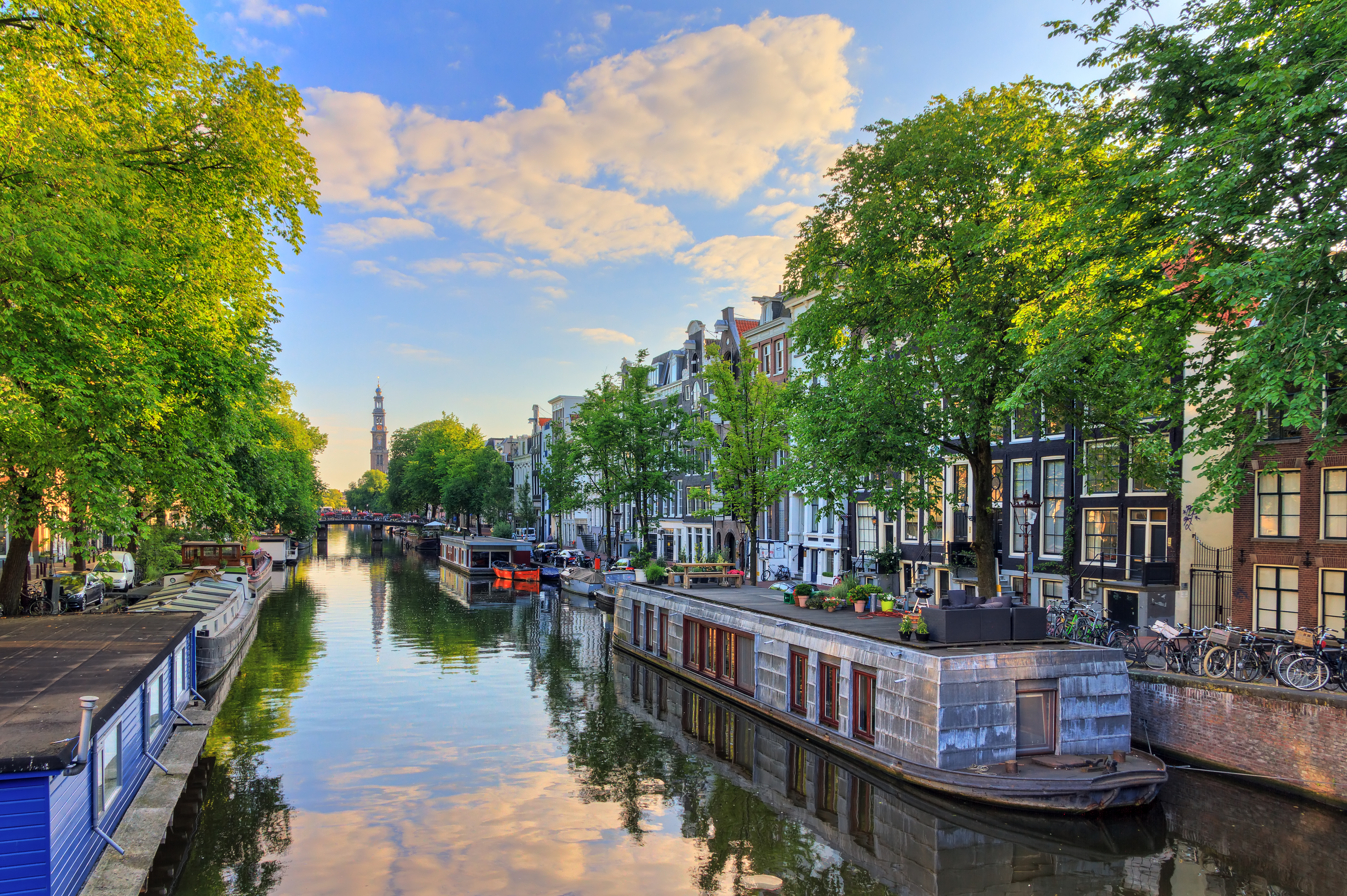Holland Amsterdam kanal med traditionelle husbåde som populær rejsedestination