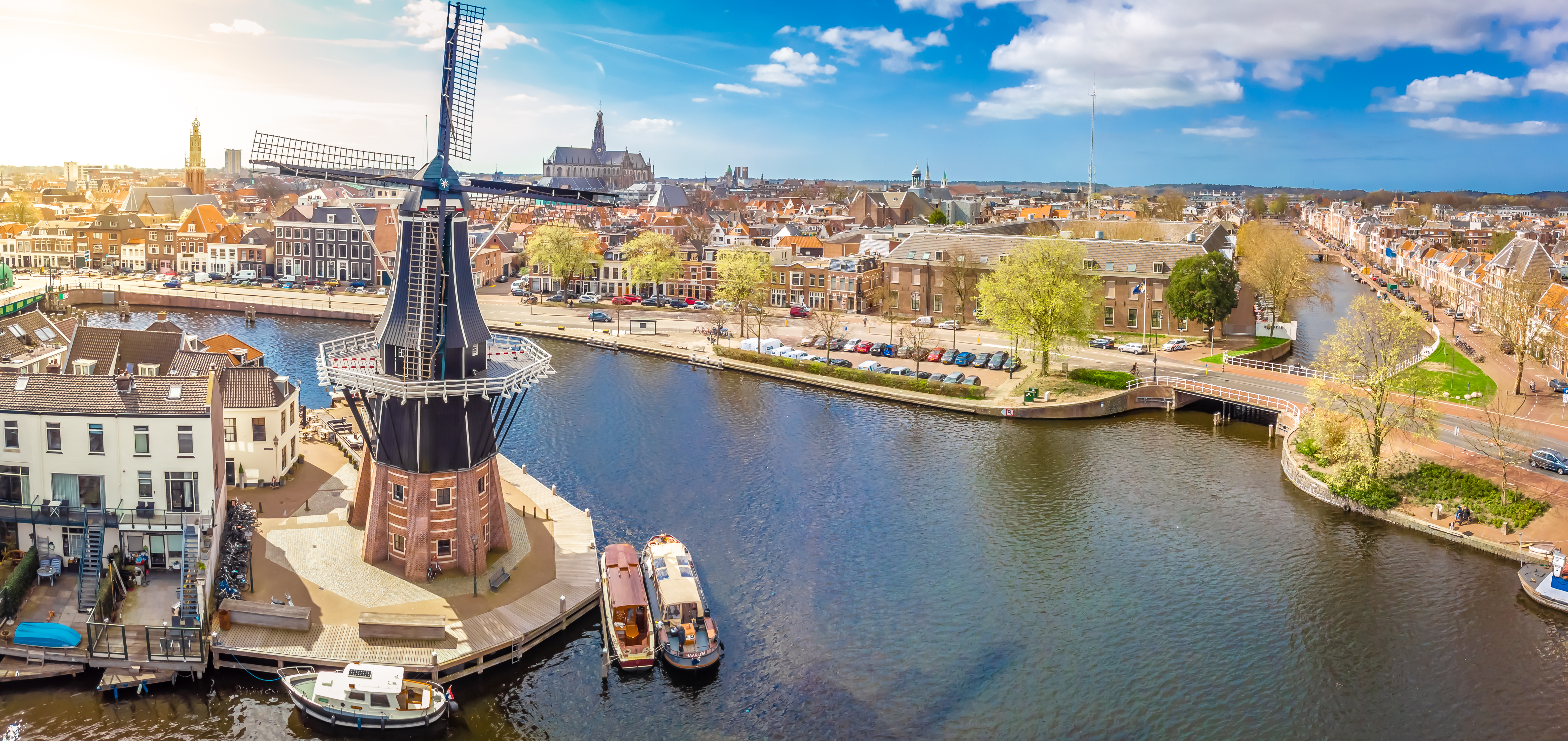 Historisk vindmølle og kanal i Haarlem, Holland set fra luften med traditionel arkitektur