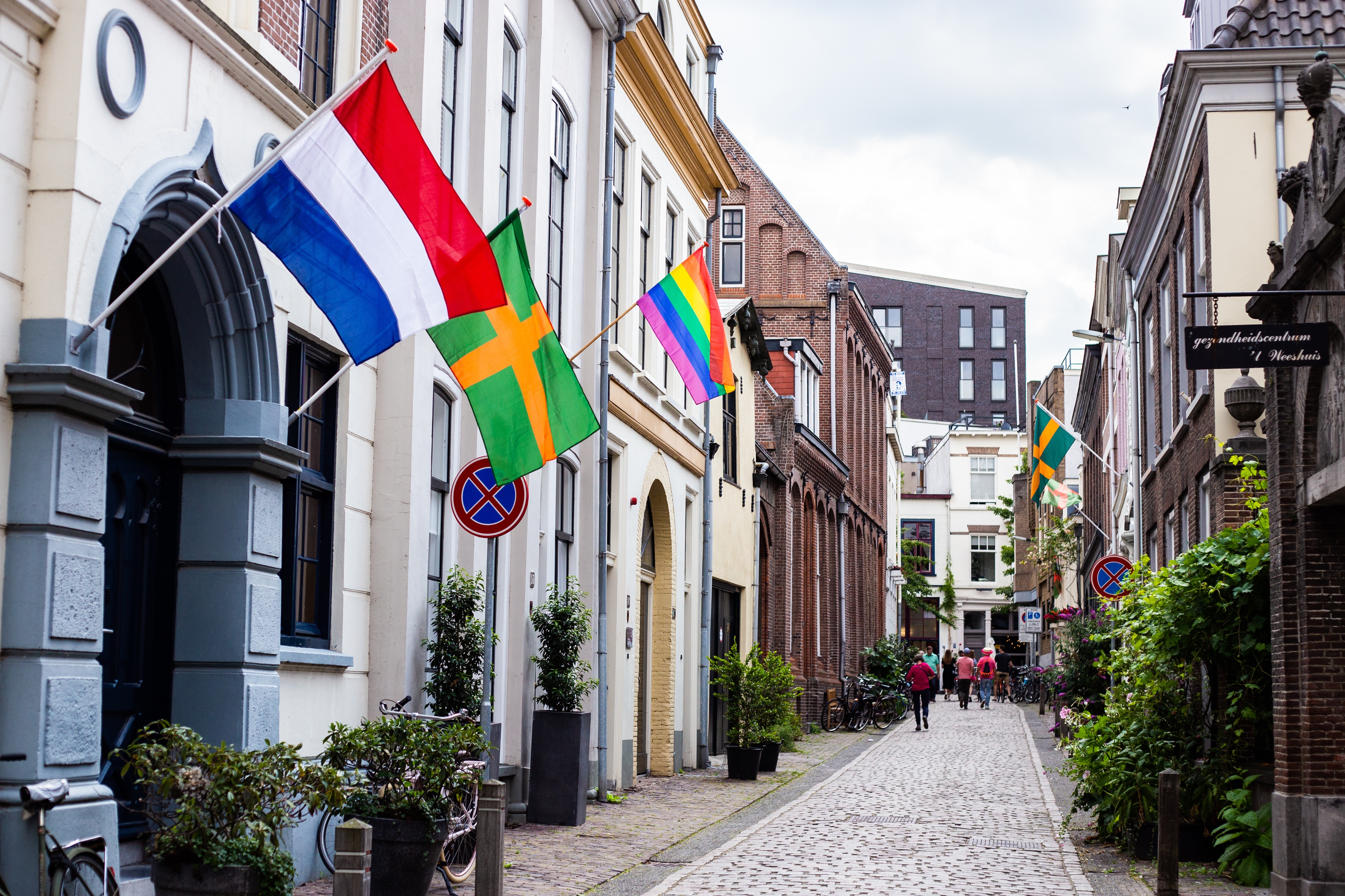 Historisk gade i Nijmegen Holland pyntet med farverige flag og blomster