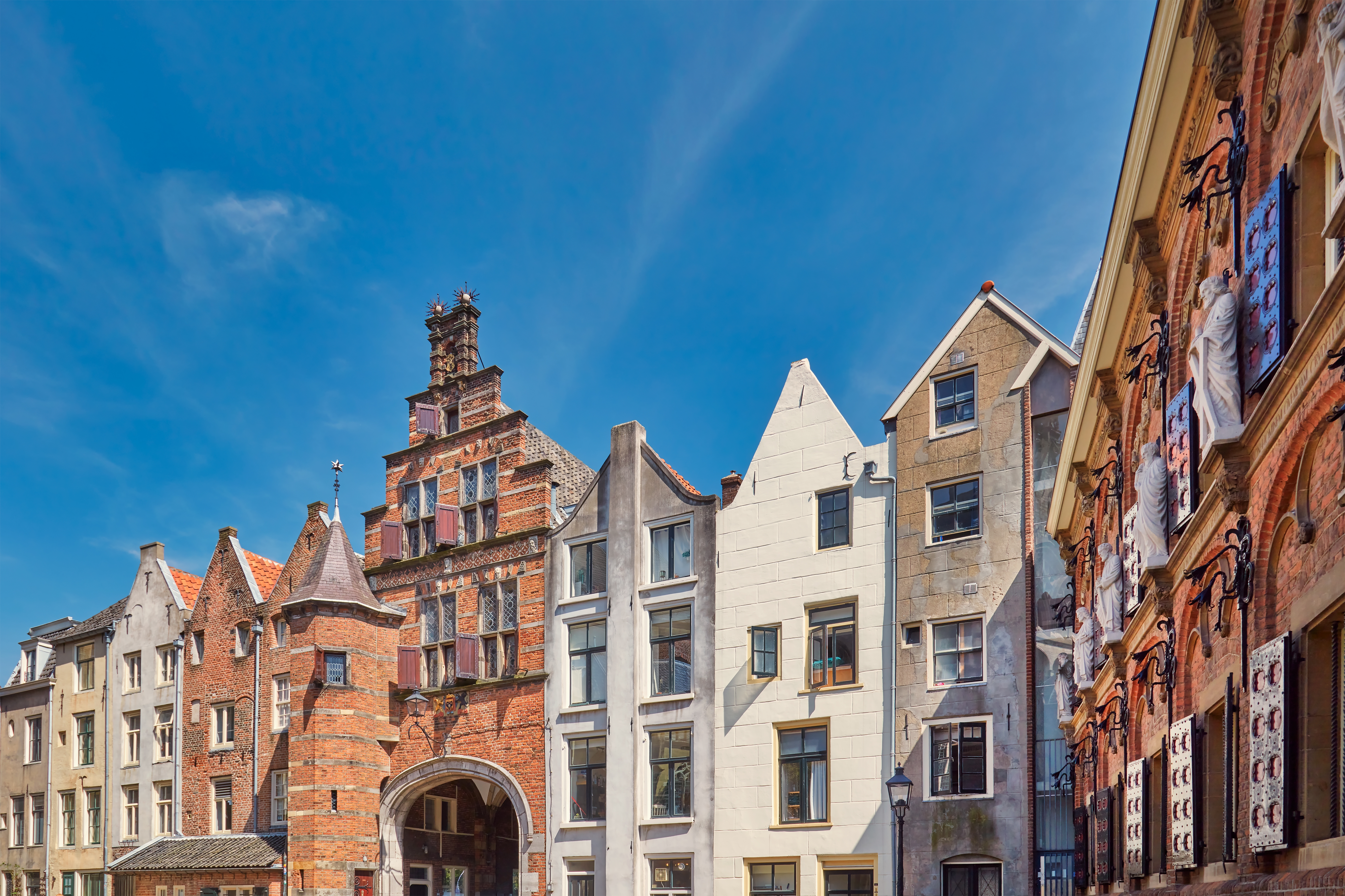 Traditionel hollandsk arkitektur med farverige gavlhuse i Nijmegen