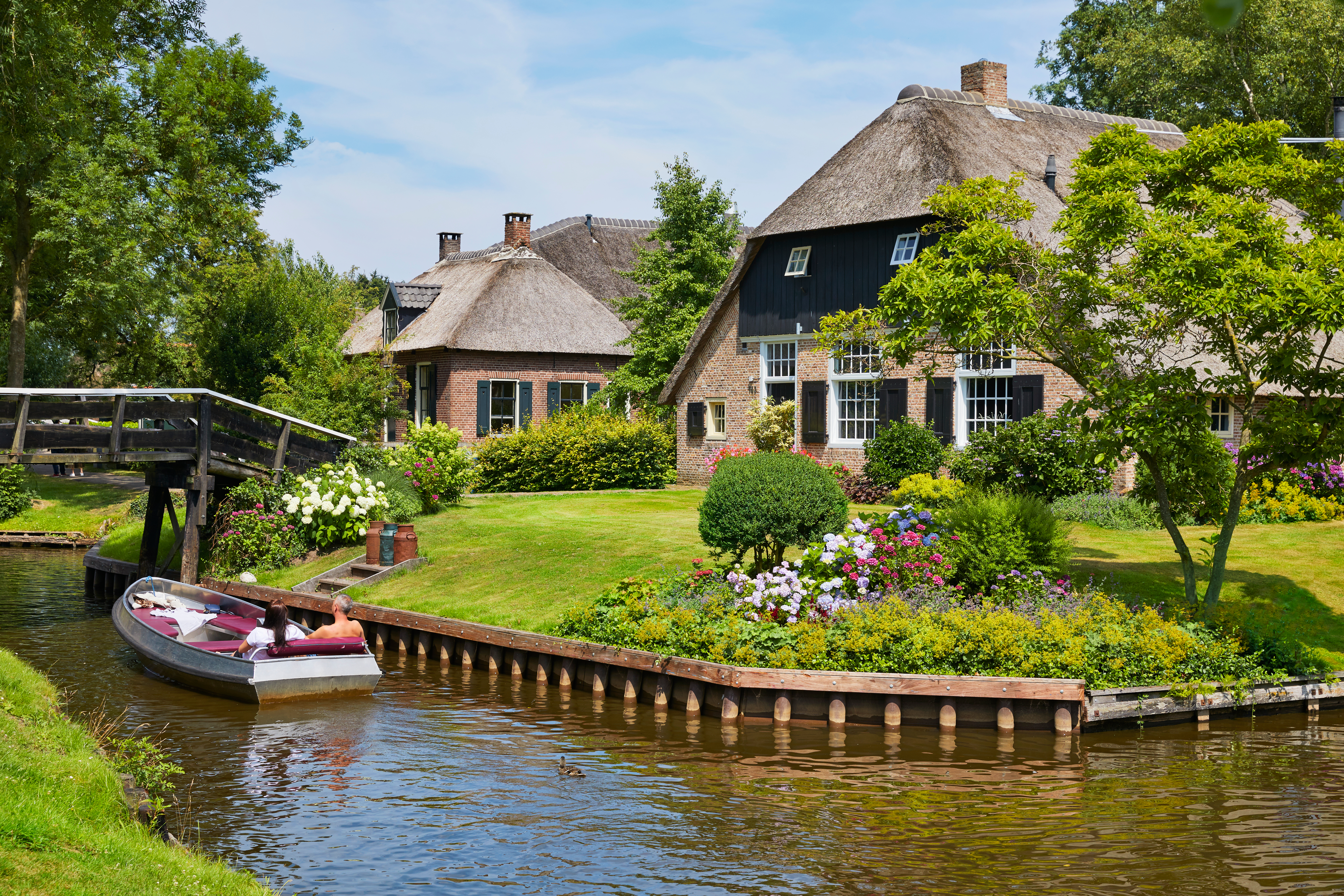 Det hollandske Venedig Giethoorn med smukke kanaler og autentiske huse med straatag