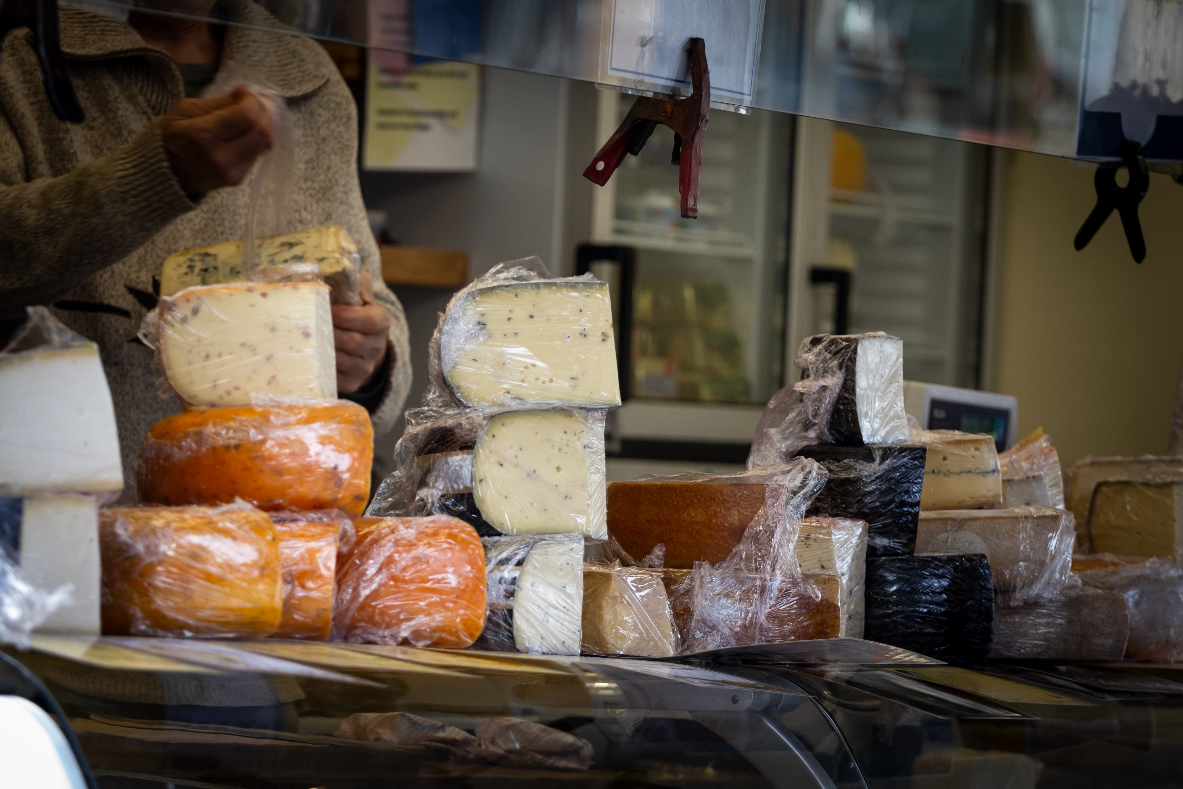 Autentiske hollandske oste på et lokalt marked i Vaals, en gastronomisk attraktion i Nederlandene