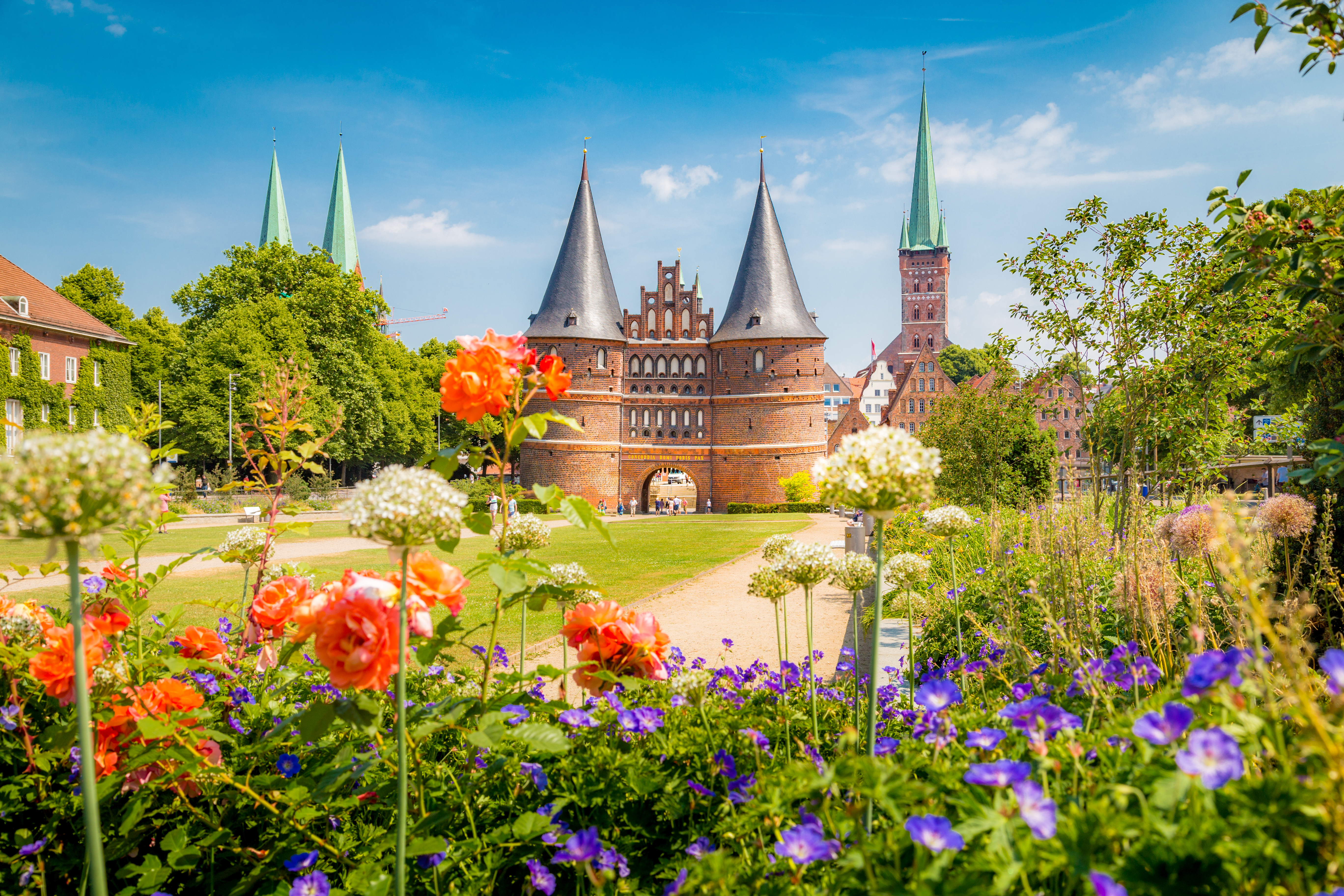 Malerisk udsigt til Holsten Porten i Lübeck med blomstrende have