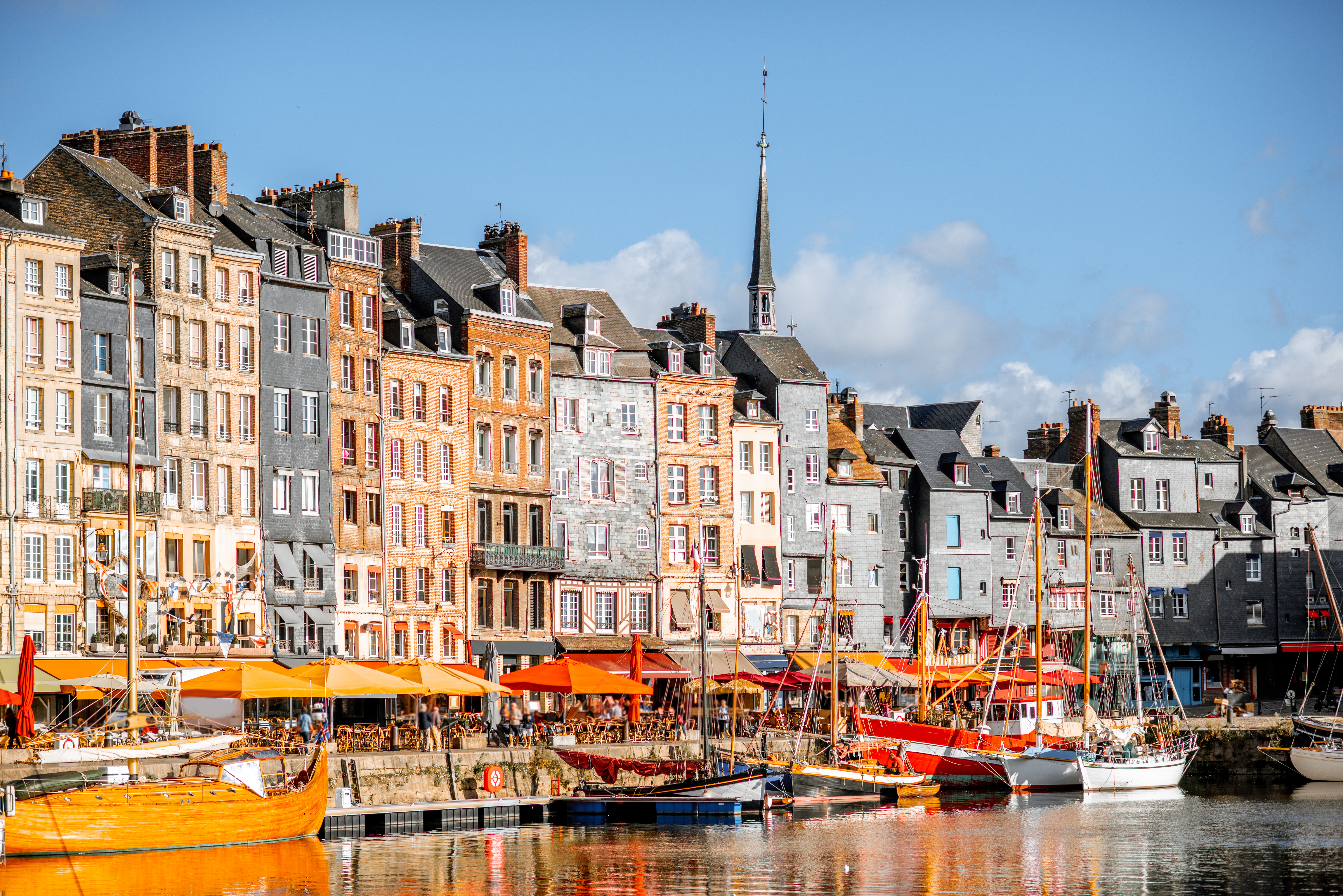 Honfleur i Normandiet med sine berømte smalle huse og traditionelle fiskerbåde i havnen