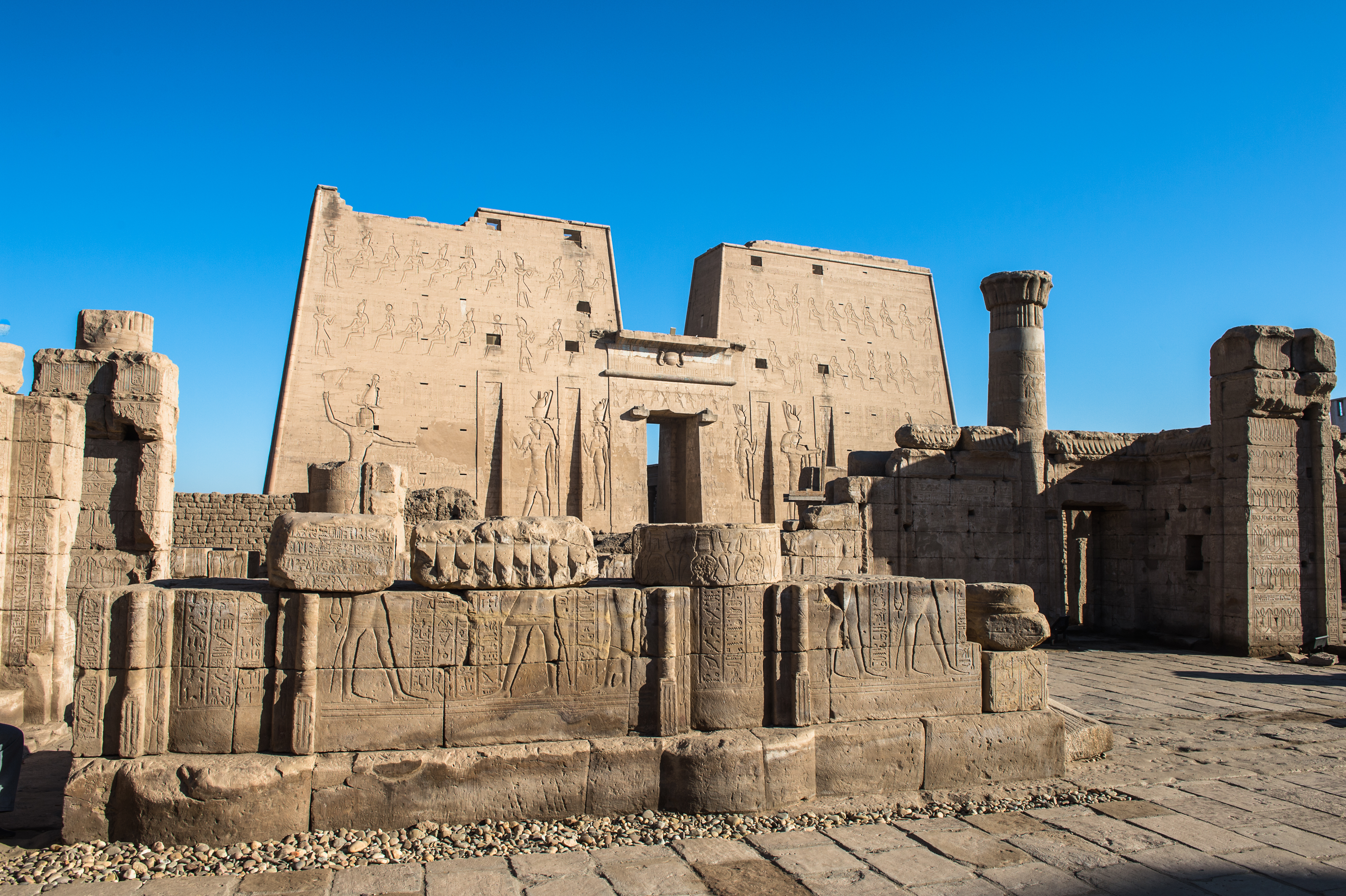 Horus templet i Edfu med imponerende egyptisk arkitektur og hieroglyffer