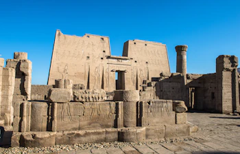 Horus templet i Edfu med imponerende egyptisk arkitektur og hieroglyffer