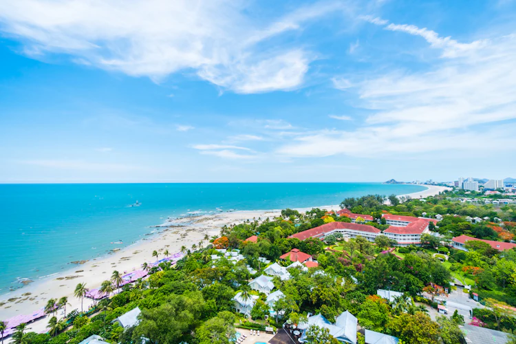 Spektakulær kystlinje ved Hua Hin med strand, resort og tropisk vegetation i Thailand