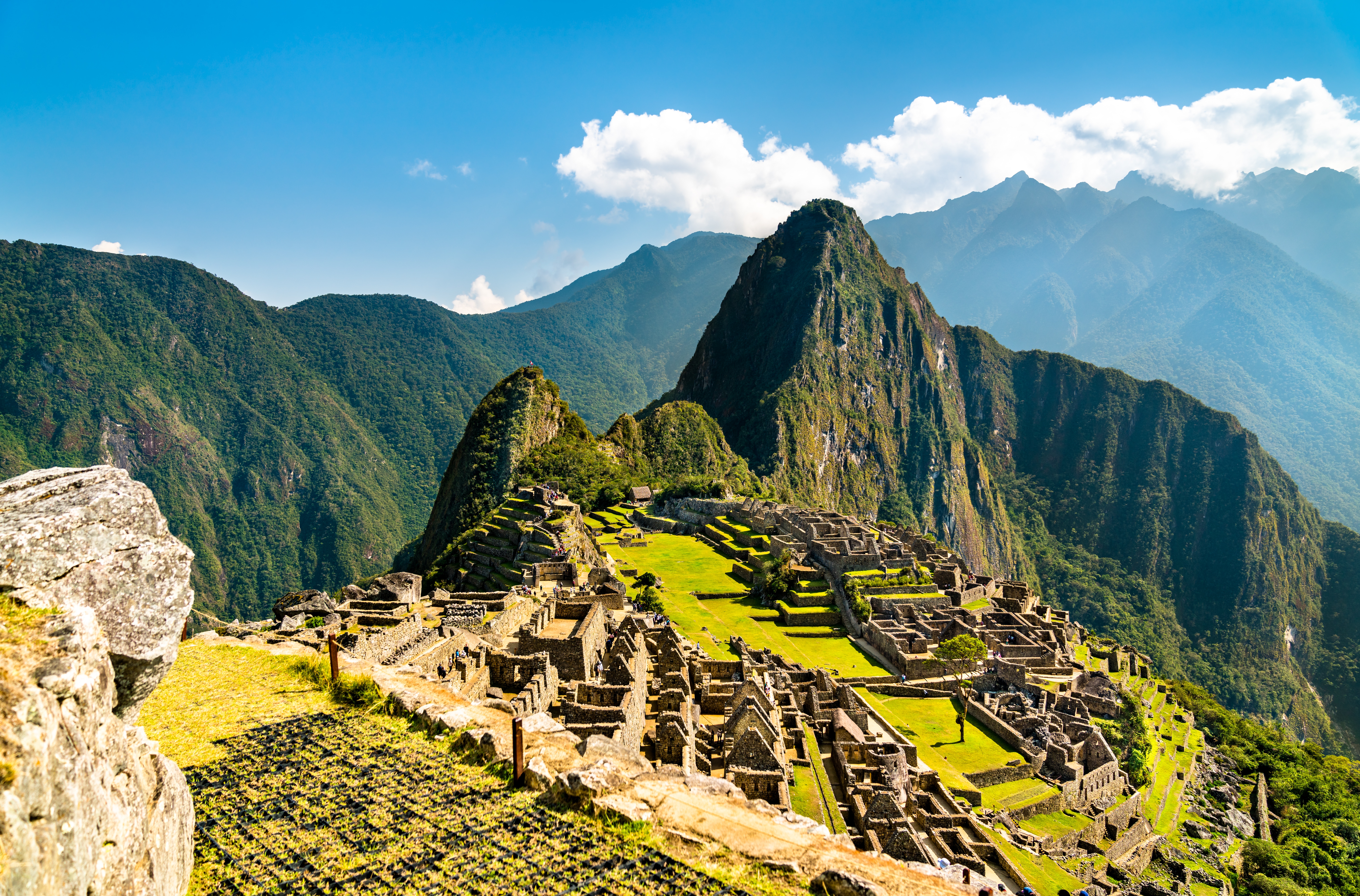 Fantastisk udsigt over Machu Picchu ruiner med groenne terrasser og Huayna Picchu bjerget