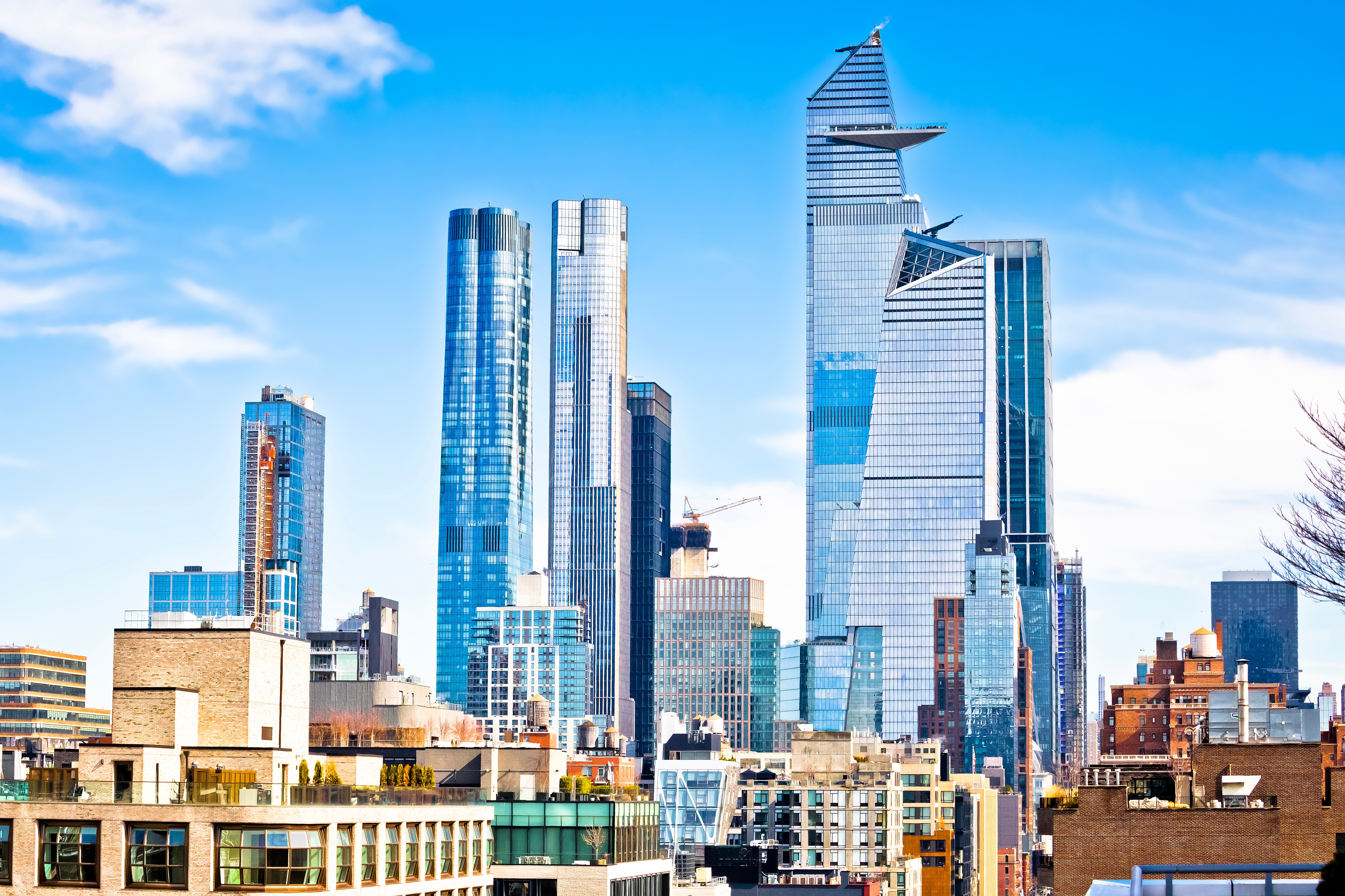 New York Citys Hudson Yards kvarter med moderne skyskrabere og blå himmel over Manhattan, USA