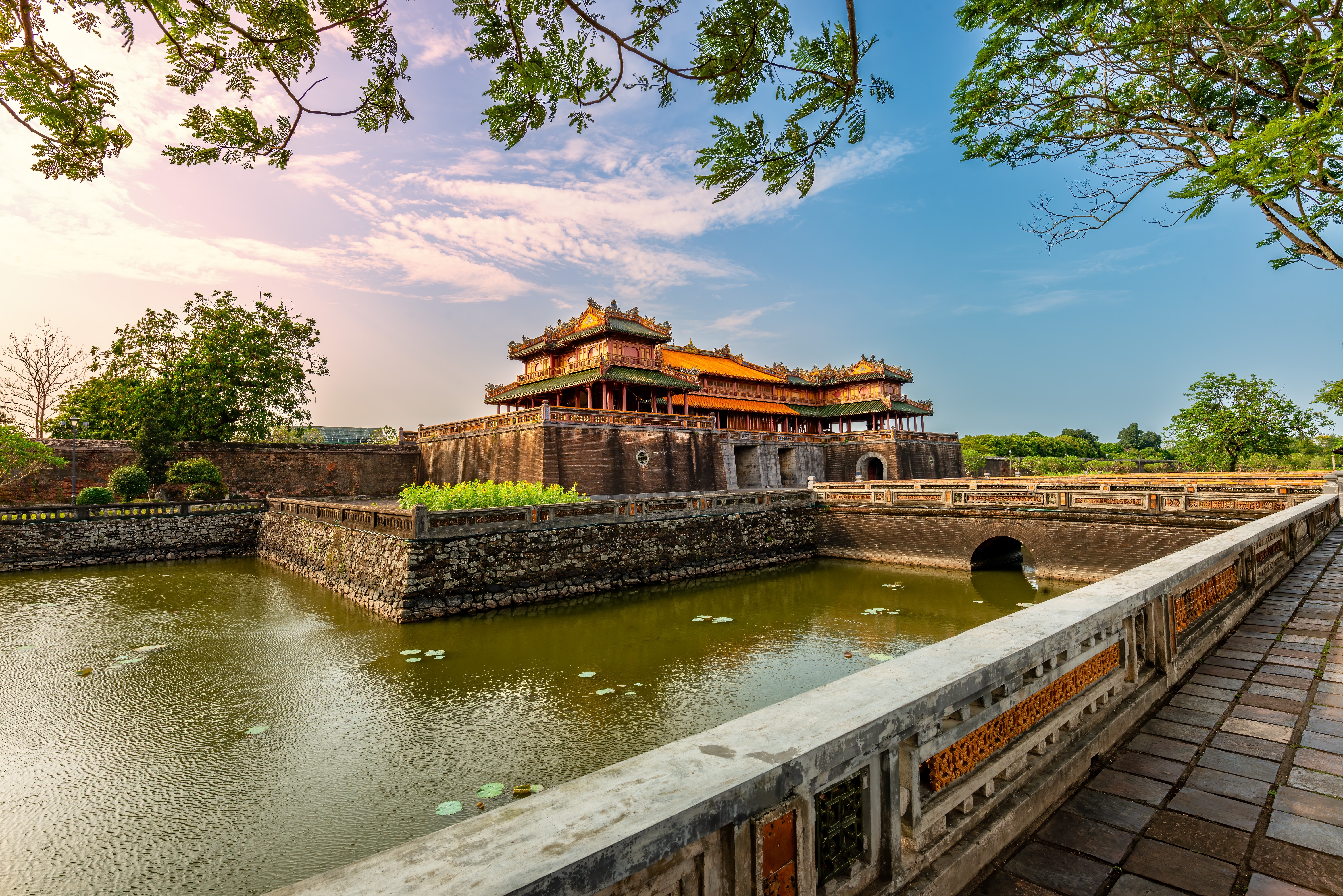 Meridianporten ved den kejserlige citadel i Hue, Vietnam – smuk traditionel arkitektur fra Nguyen-dynastiet ved voldgraven