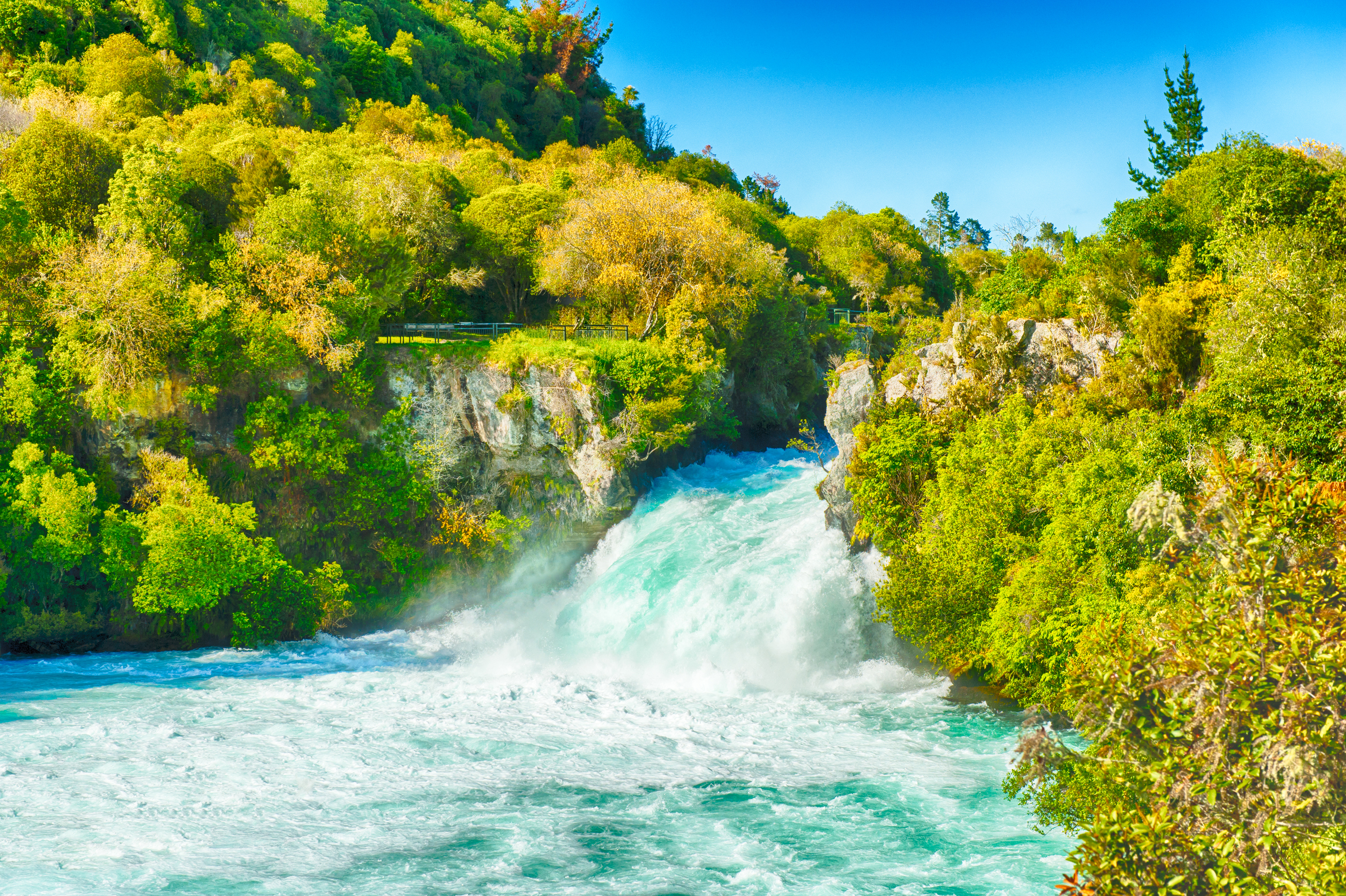 Utroligt Huka Falls vandfald der styrter gennem groen canyon i New Zealand