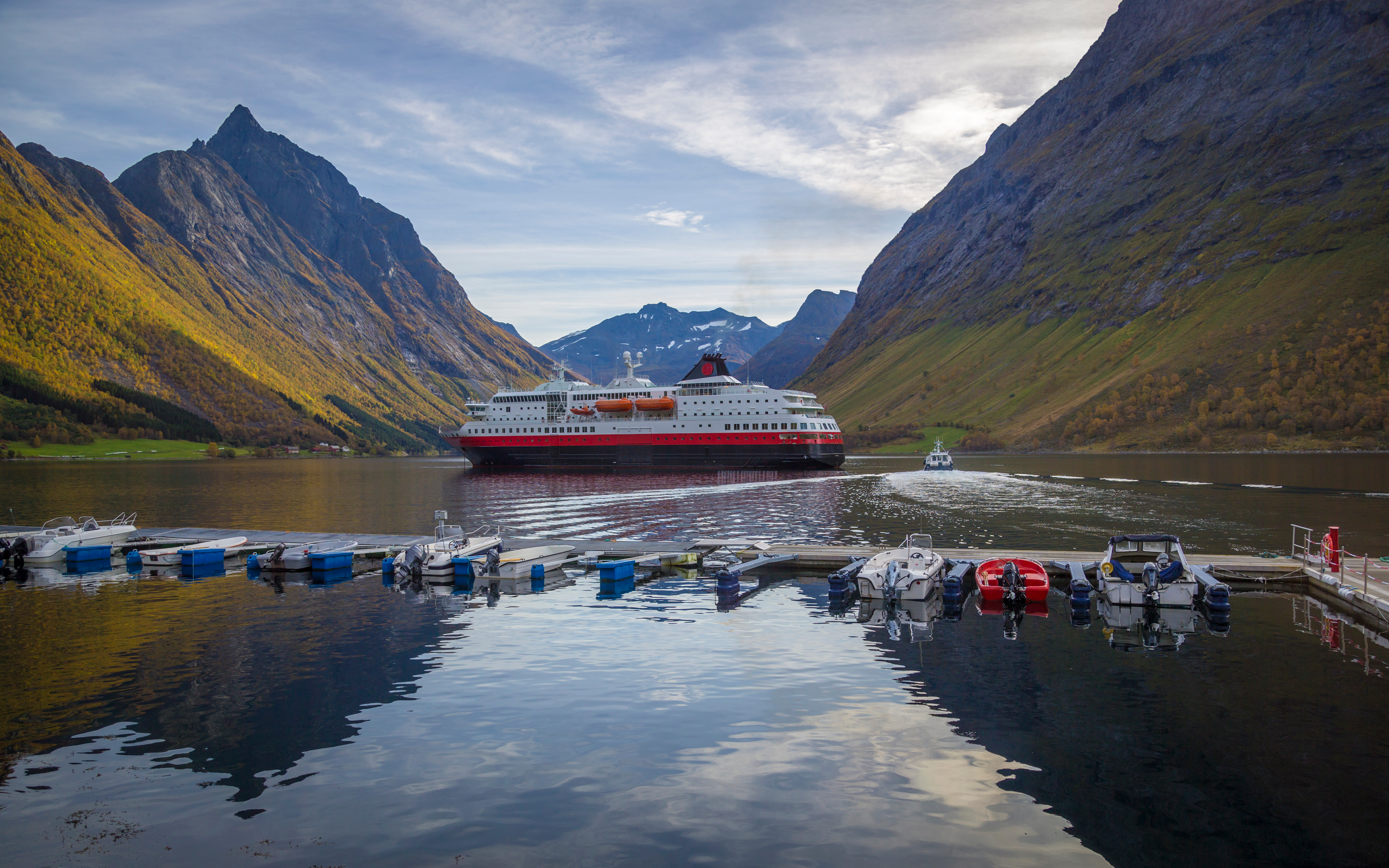 Hurtigruten krydstogtrejse gennem norske fjorde med dramatisk bjergkulisse