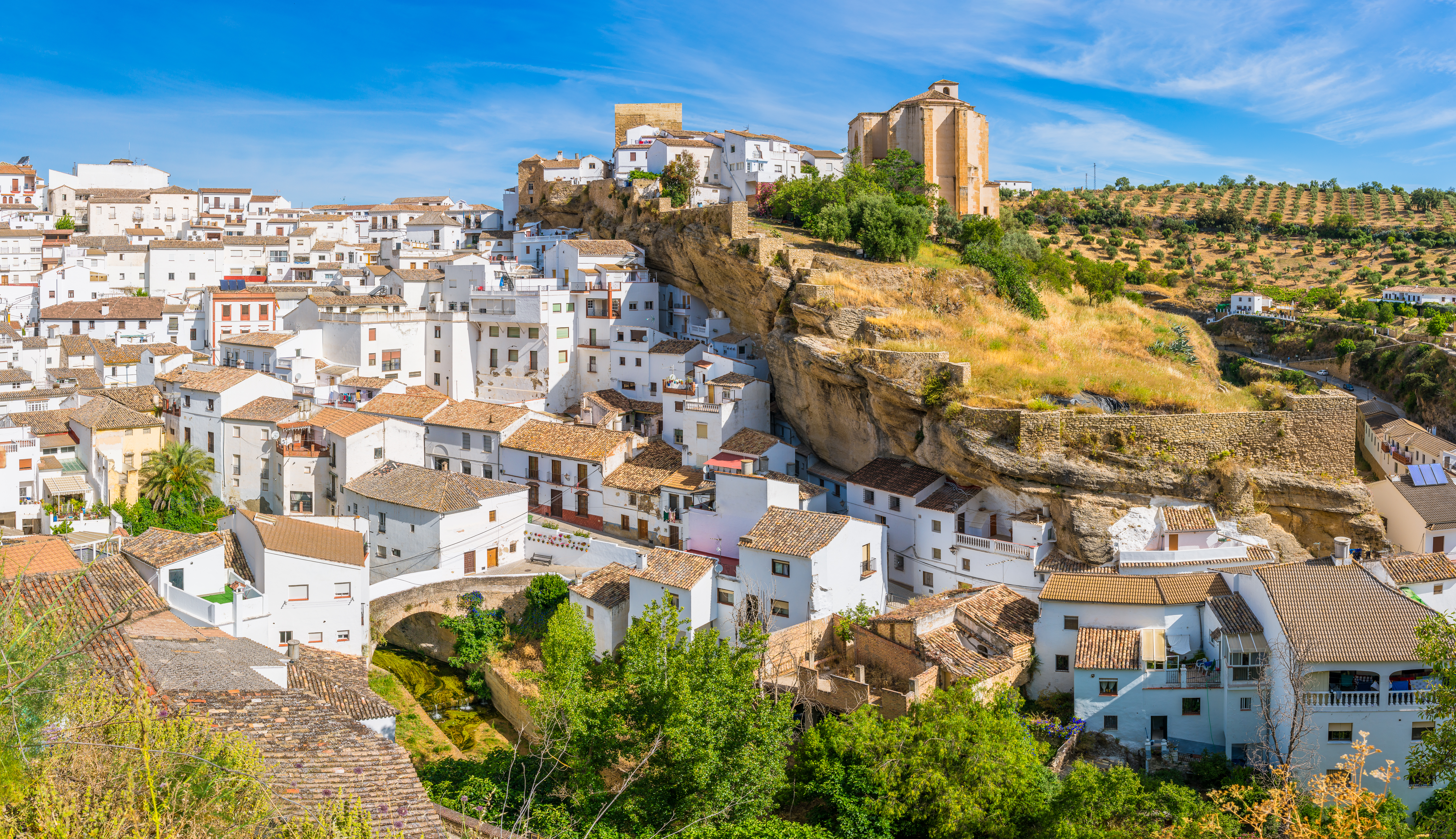Setenil de las Bodegas med karakteristiske hvide huse bygget under klipper i Andalusien