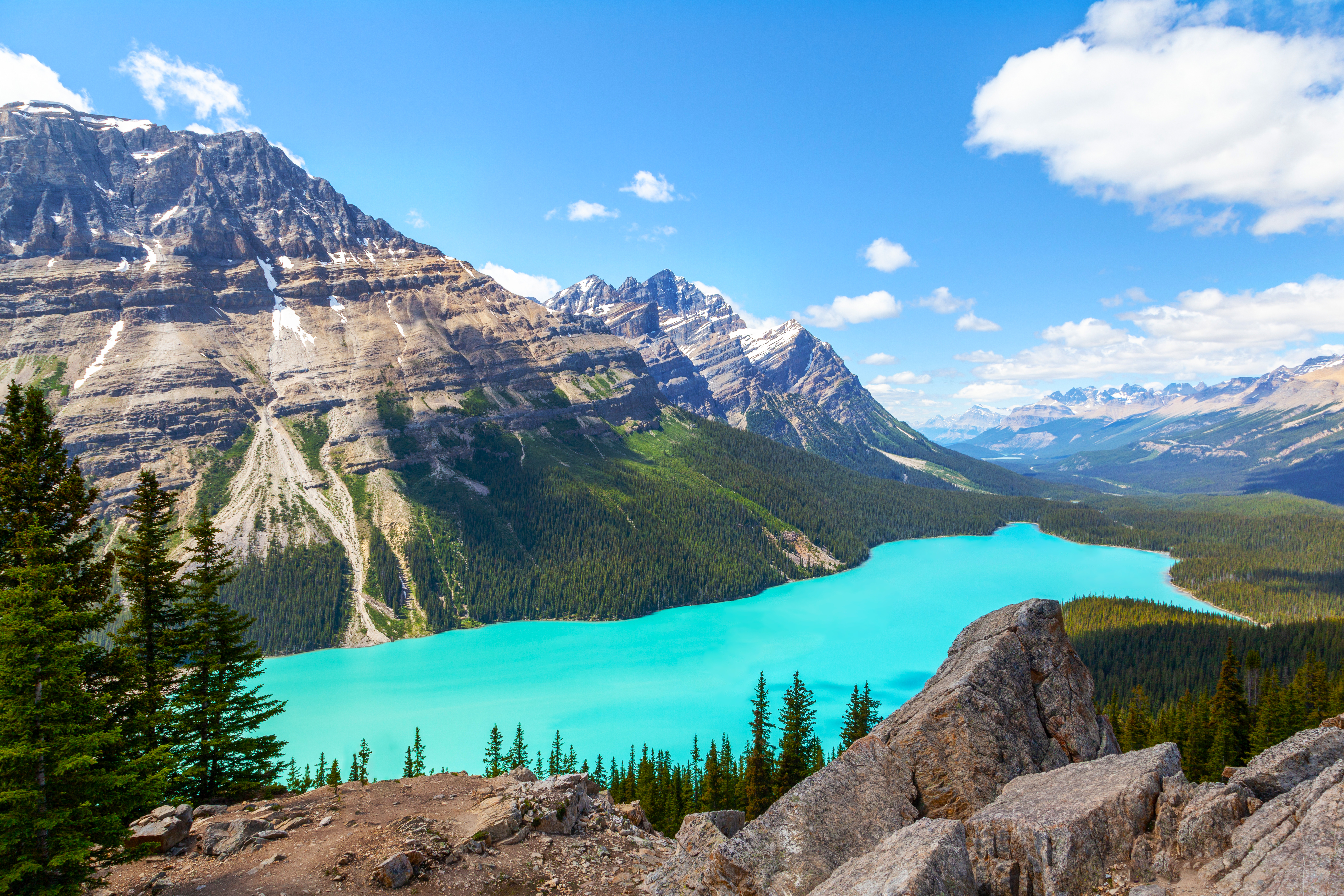 Storslået naturlandskab med den berømte turkisblå Peyto-sø omgivet af majestætiske bjerge i Banff Nationalpark langs Icefields Parkway