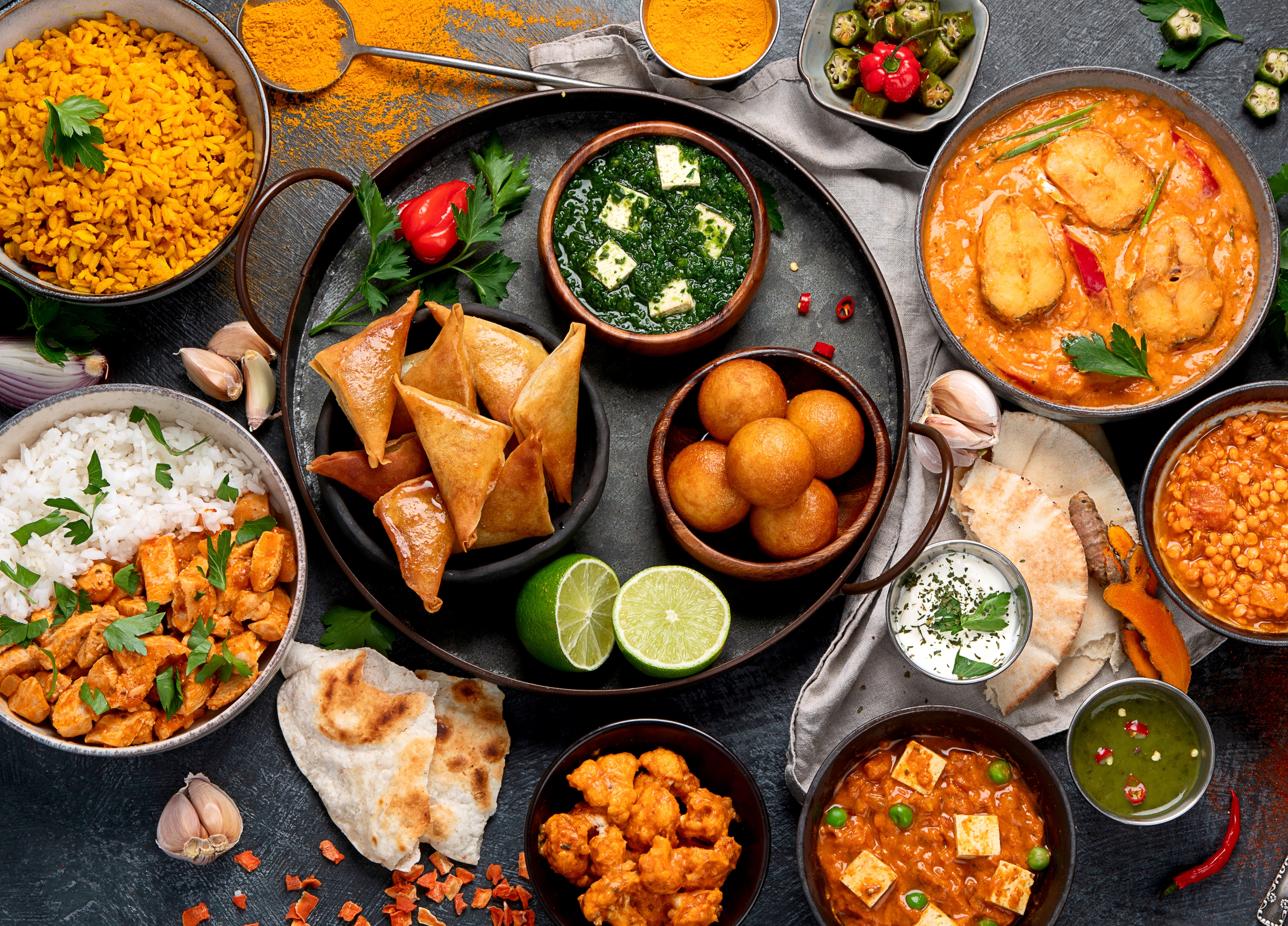 Smagsfuld indisk madoplevelse med samosas, palak paneer, karry, safranris, dal og naan brød fra det farverige Indien