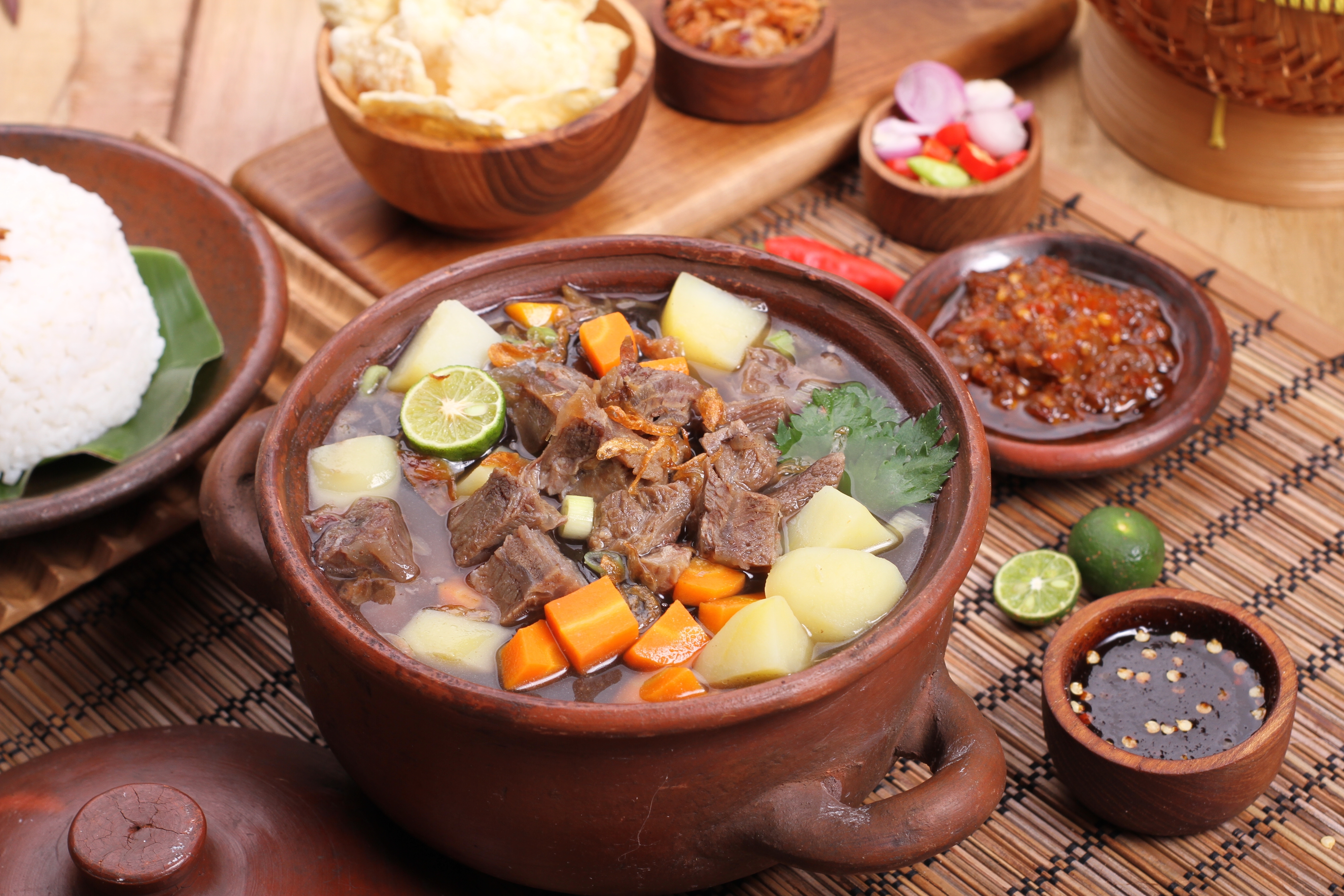 Smagfuld indonesisk oksekødssuppe (Sop Sapi) med mørt kød og grøntsager, en gastronomisk oplevelse for rejsende i Indonesien