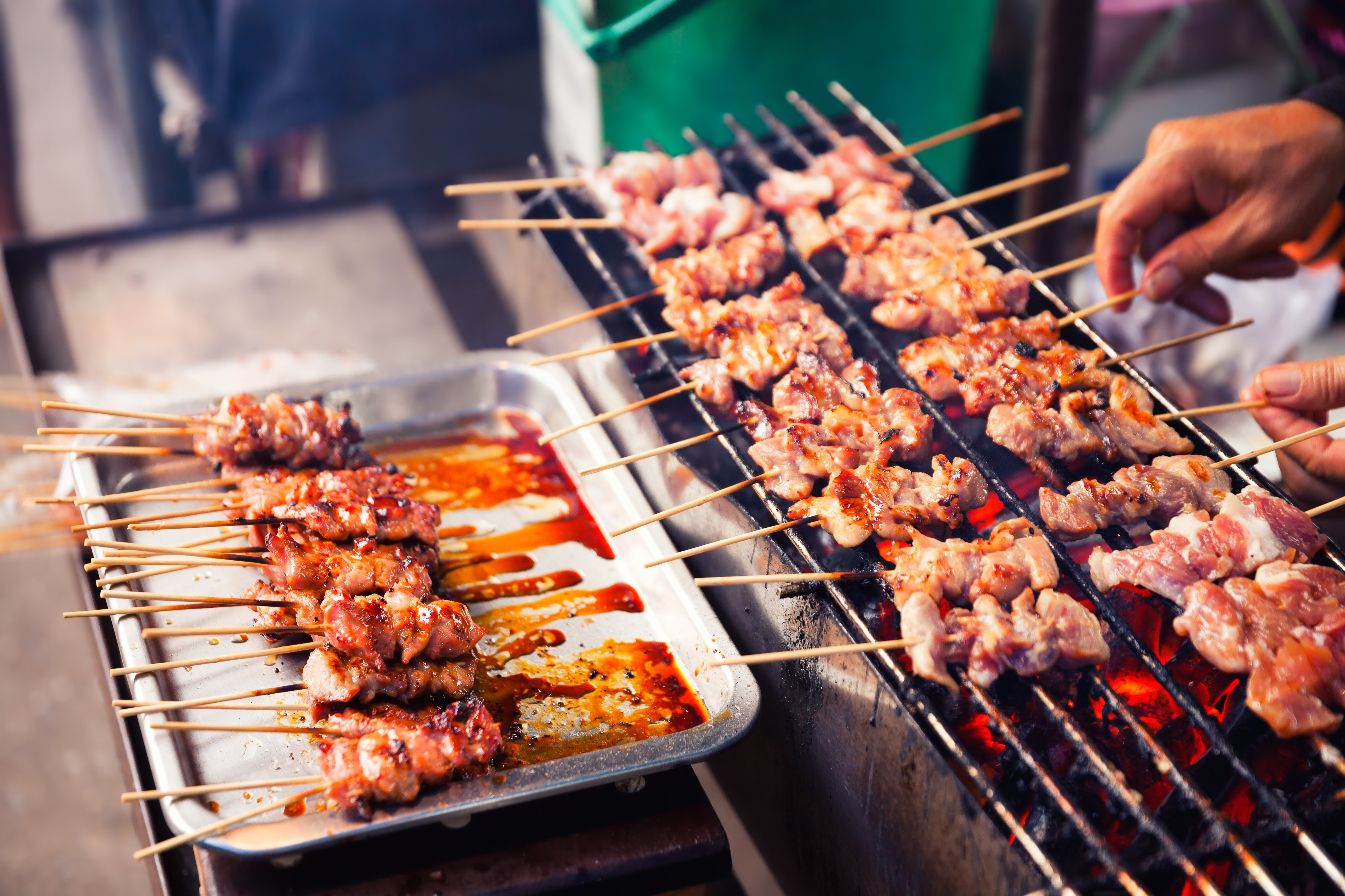 Lækkre indonesiske satay spyd med krydderier grilles på gaderestaurant