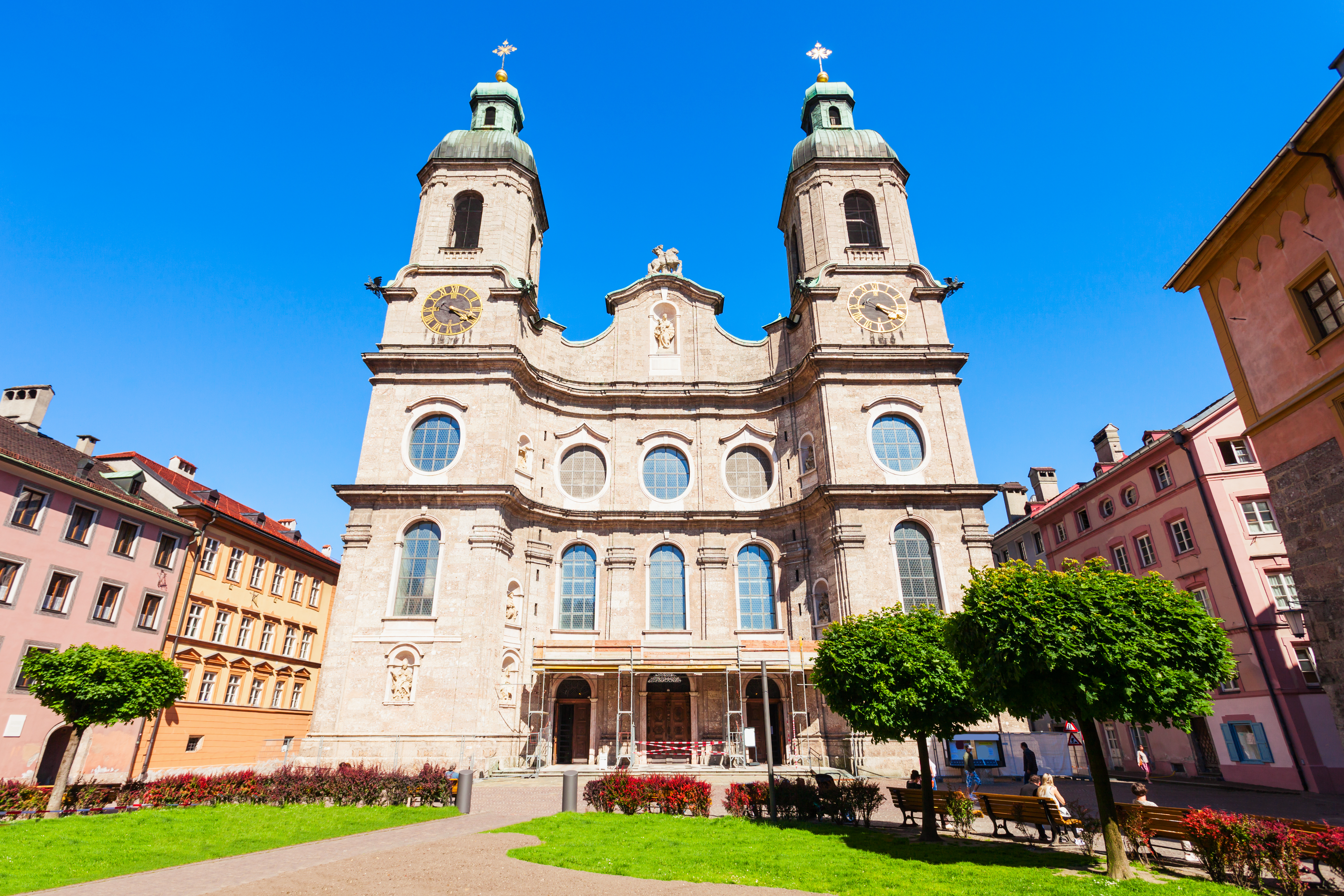 Den historiske St. Jakob Katedral i Innsbruck - et must-see kulturelt landemærke i den idylliske alpeby i Tyrol-regionen