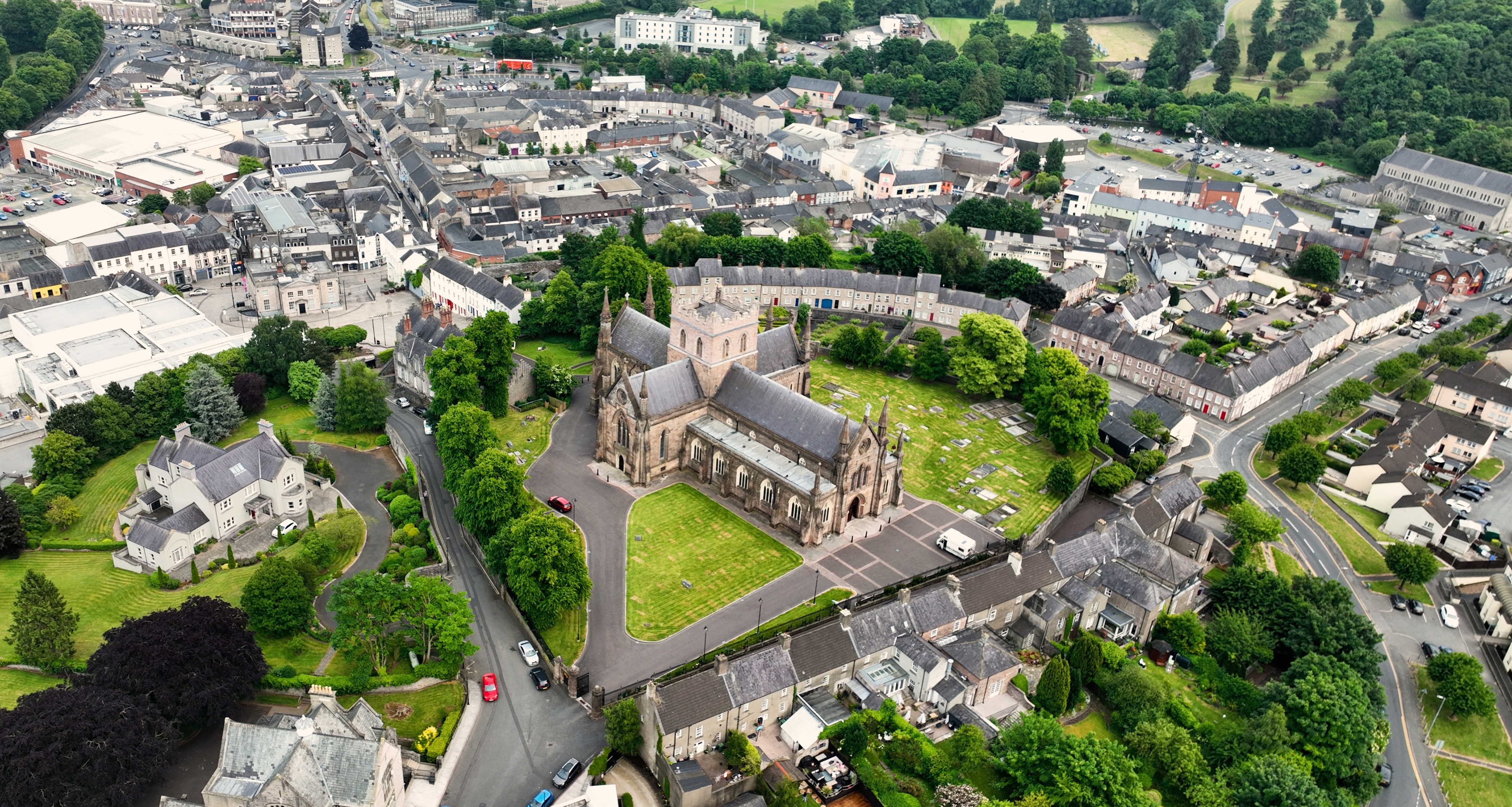 Fantastisk luftfoto af den historiske Armagh Katedral og omkringliggende irske bydel med grønne områder