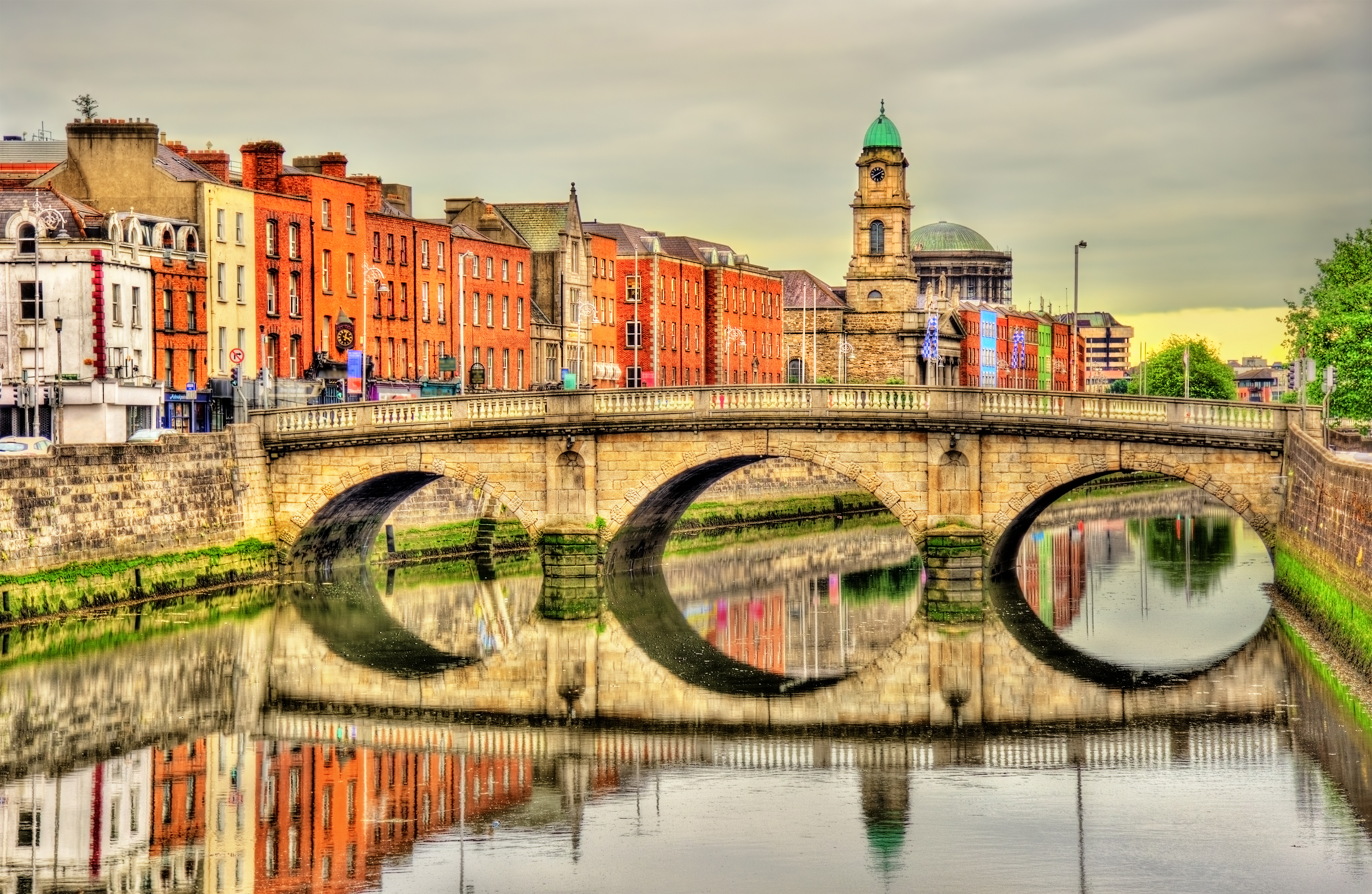Irlands hovedstad Dublin med historisk bydel og Liffey floden på en smuk aften