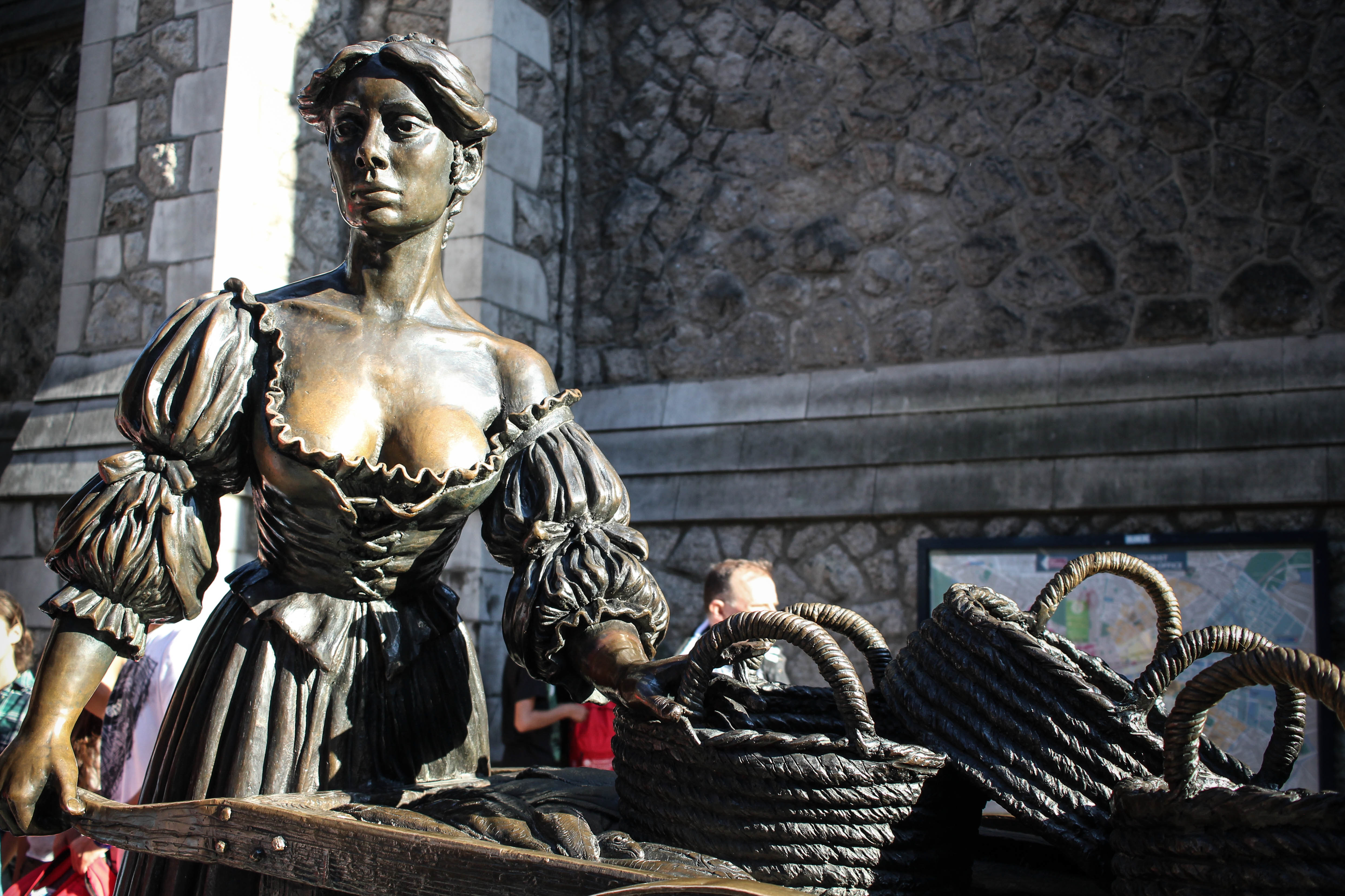 Den karakteristiske Molly Malone statue i Dublin, der forestiller hovedpersonen fra den elskede irske ballade og er et must-see på enhver bytur