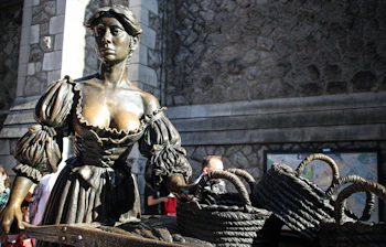 Den karakteristiske Molly Malone statue i Dublin, der forestiller hovedpersonen fra den elskede irske ballade og er et must-see på enhver bytur