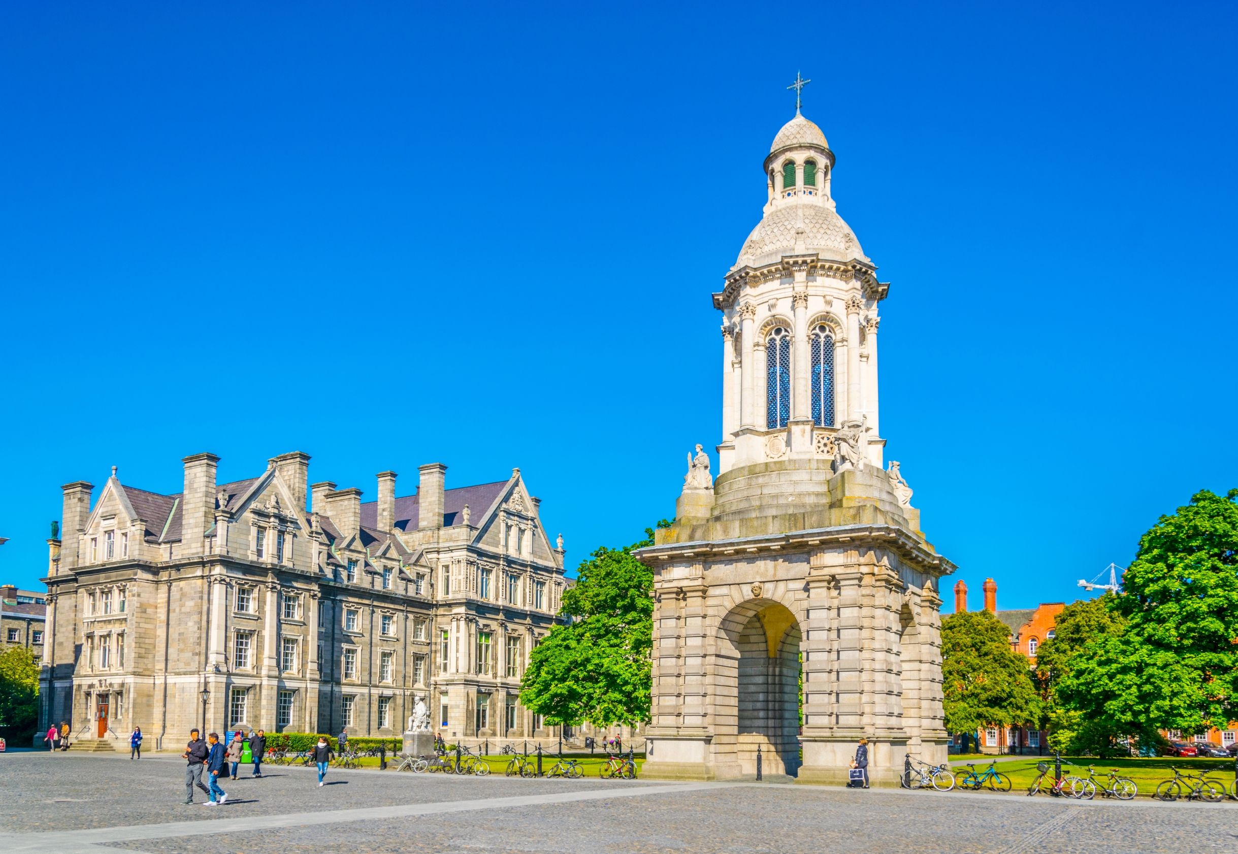 Det elegante Campanile-klokketårn på Trinity College i Dublin, et arkitektonisk mesterværk og populær turistattraktion i Irland