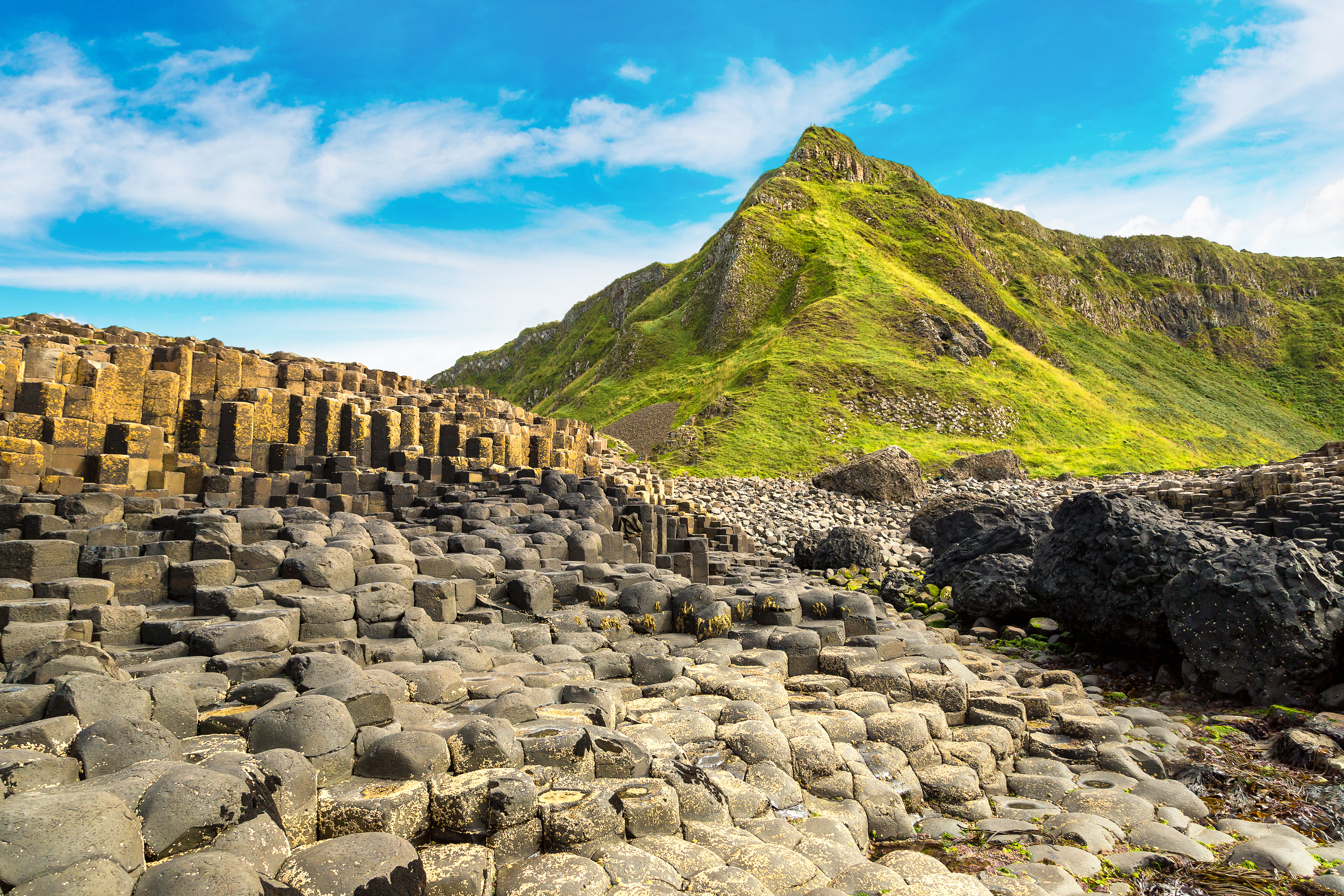Irlands berømte Giant's Causeway vulkanske stensøjler ved Atlanterhavet